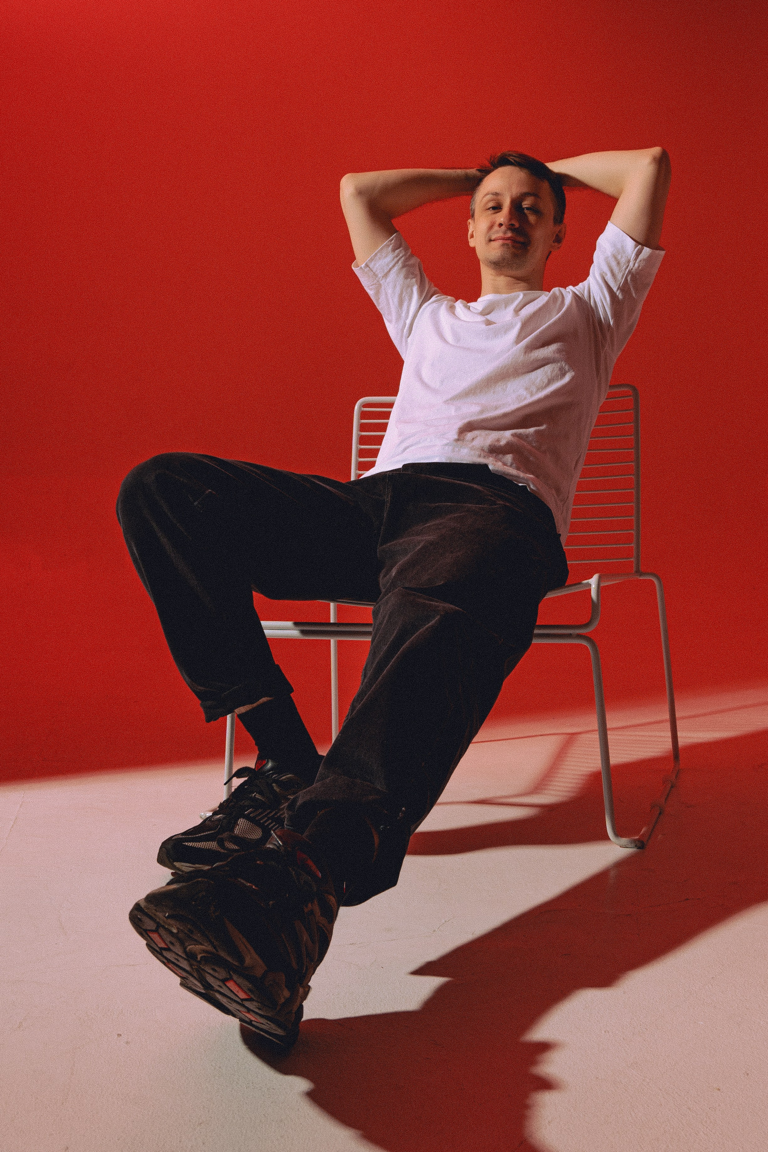 мужской портрет с красным фоном и на широкоугольный объектив