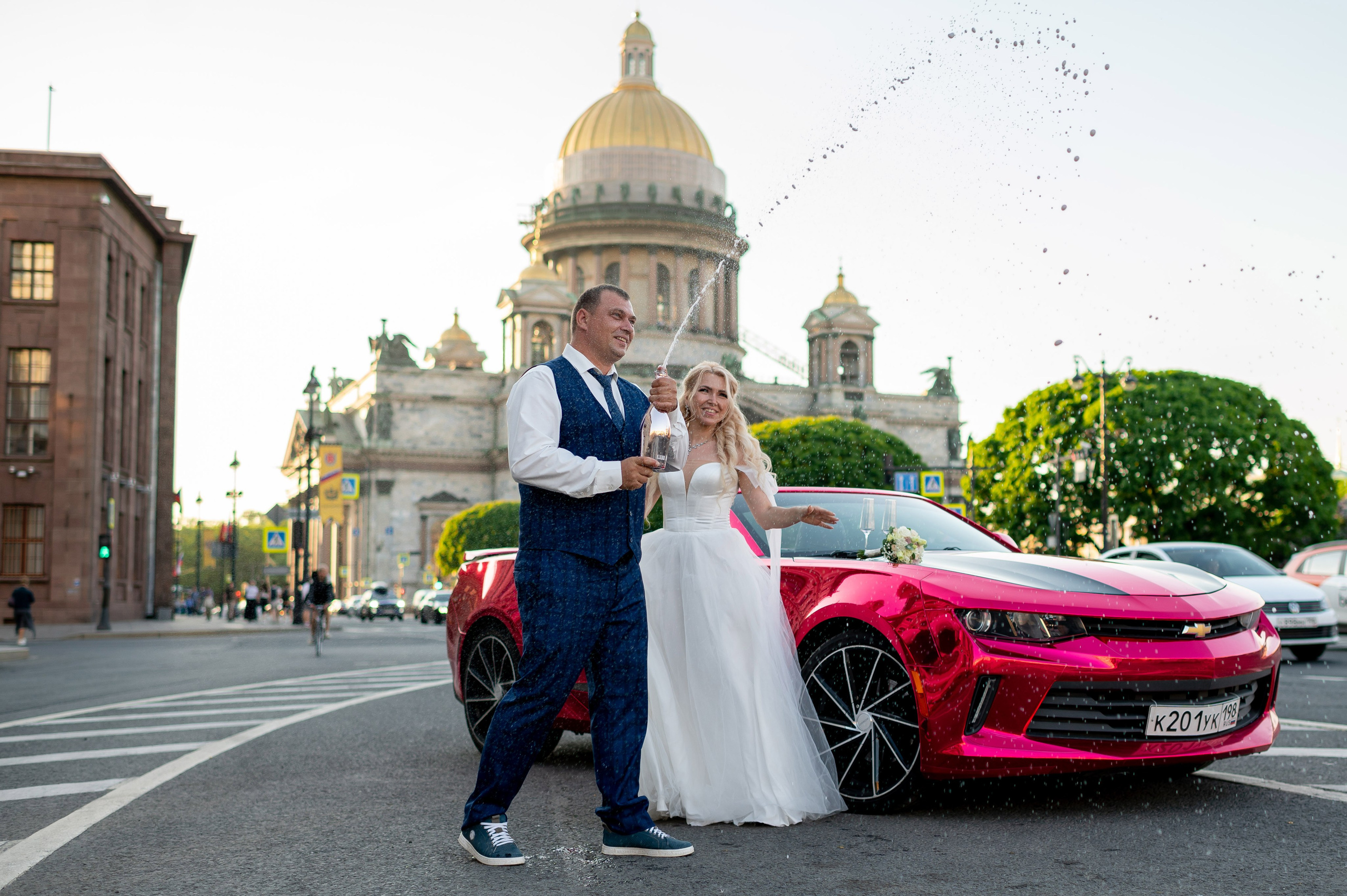 Евгения (фотосессия с малиновым chevrolet camaro, в сирени в Пушкине в Екатерининском парке). Портретный, семейный и свадебный фотограф в Санкт-Петербурге и в Пушкине Ширяев Денис
