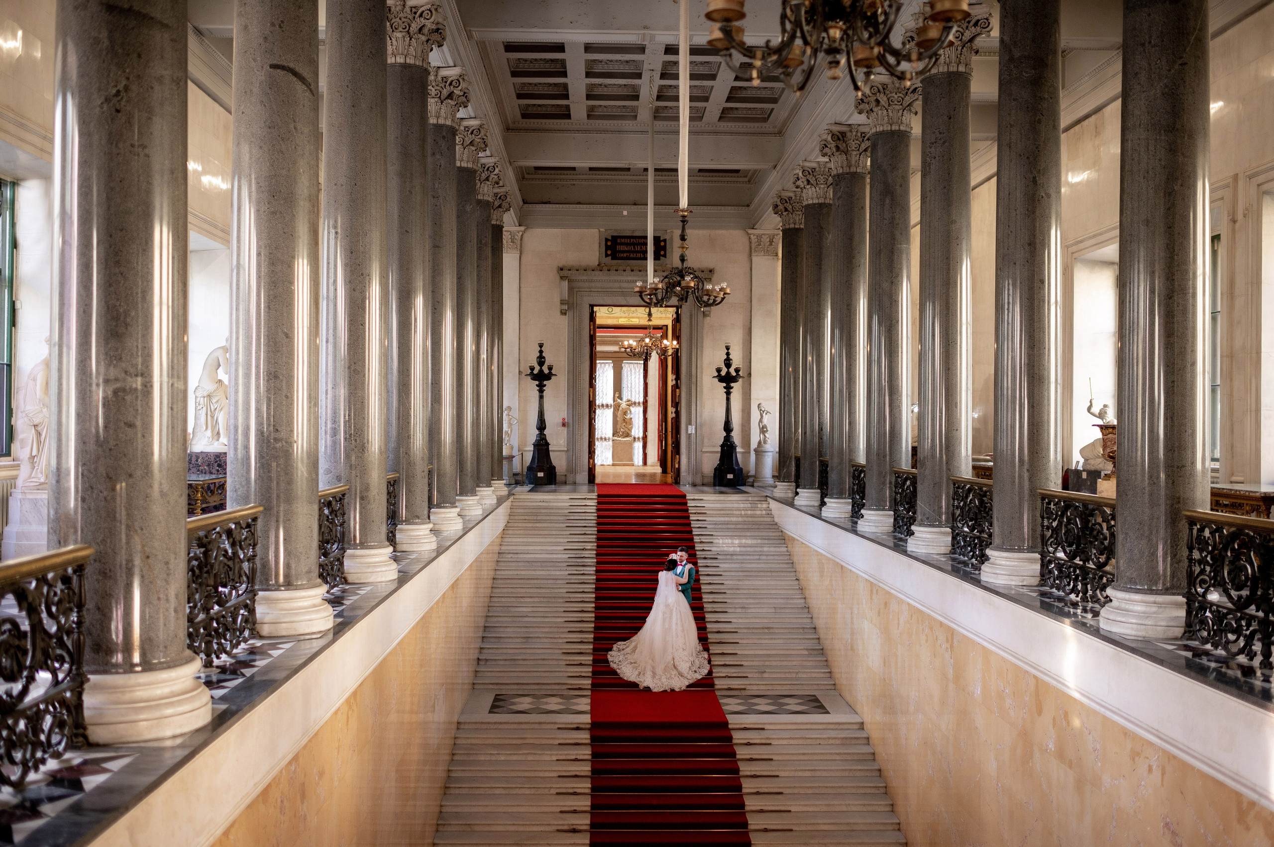Самая красивая свадебная фотосессия в Эрмитаже. Лучшие свадебные фотографии в Эрмитажа. Портретный, семейный и свадебный фотограф в Санкт-Петербурге и в Пушкине Ширяев Денис