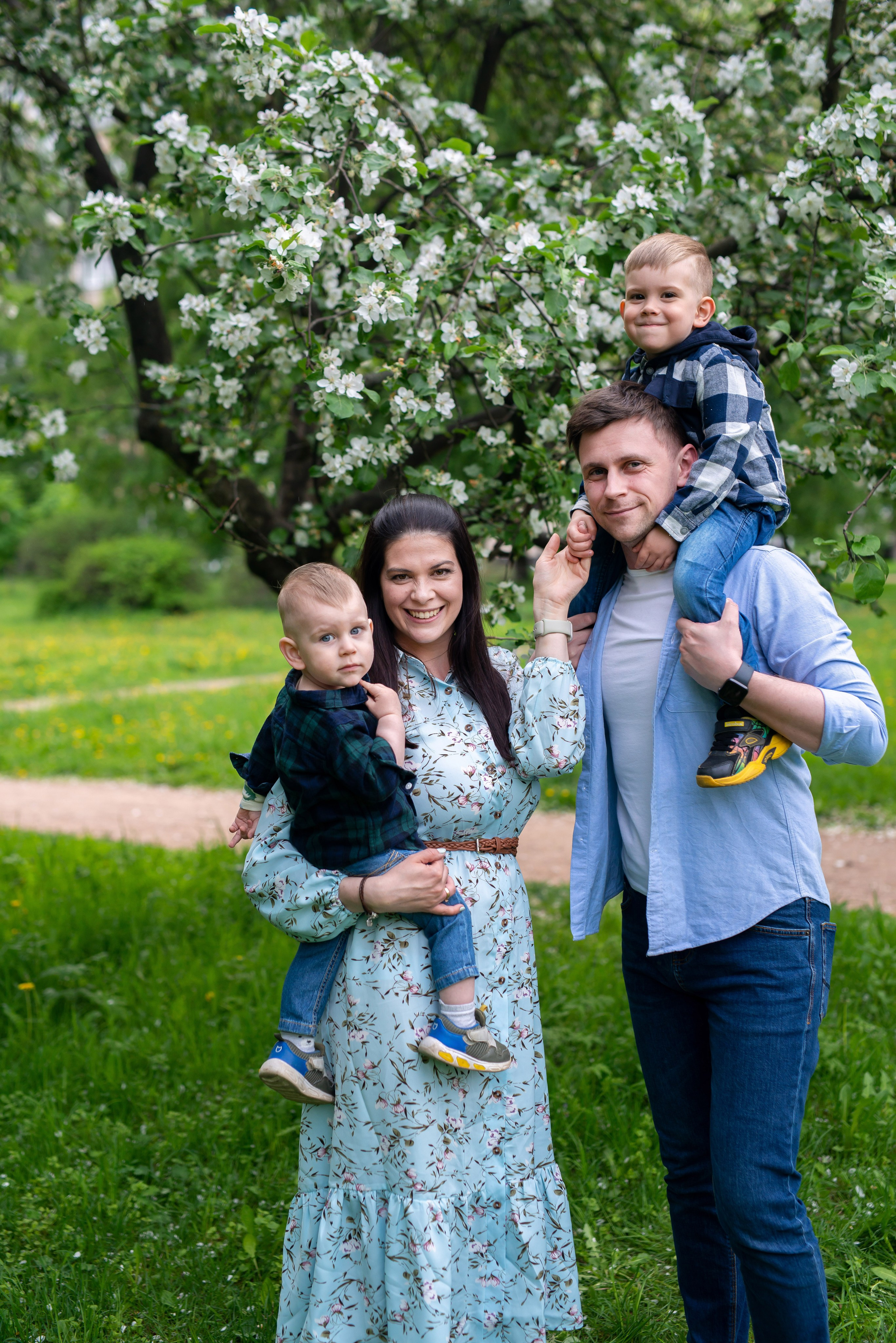 Наташа и Дима (фотосессия в цветущих садах). Портретный, семейный и свадебный фотограф в Санкт-Петербурге и в Пушкине Ширяев Денис