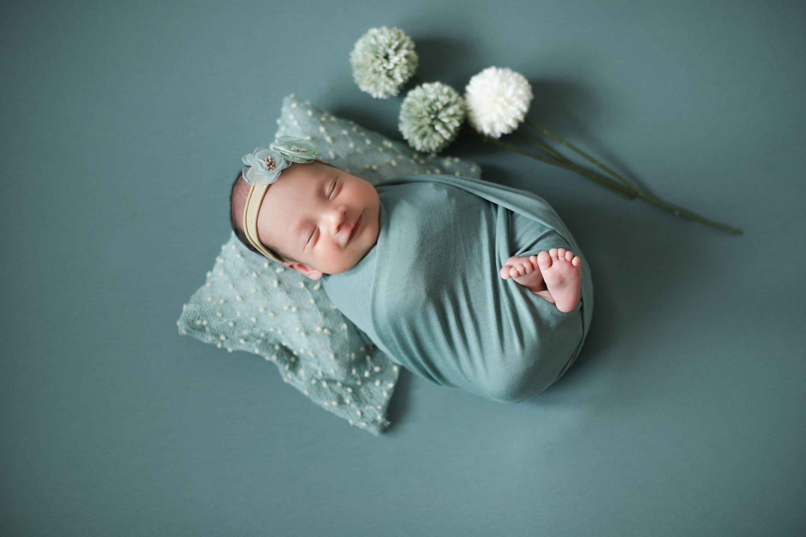 Фотосессия новорожденных на мятном фоне