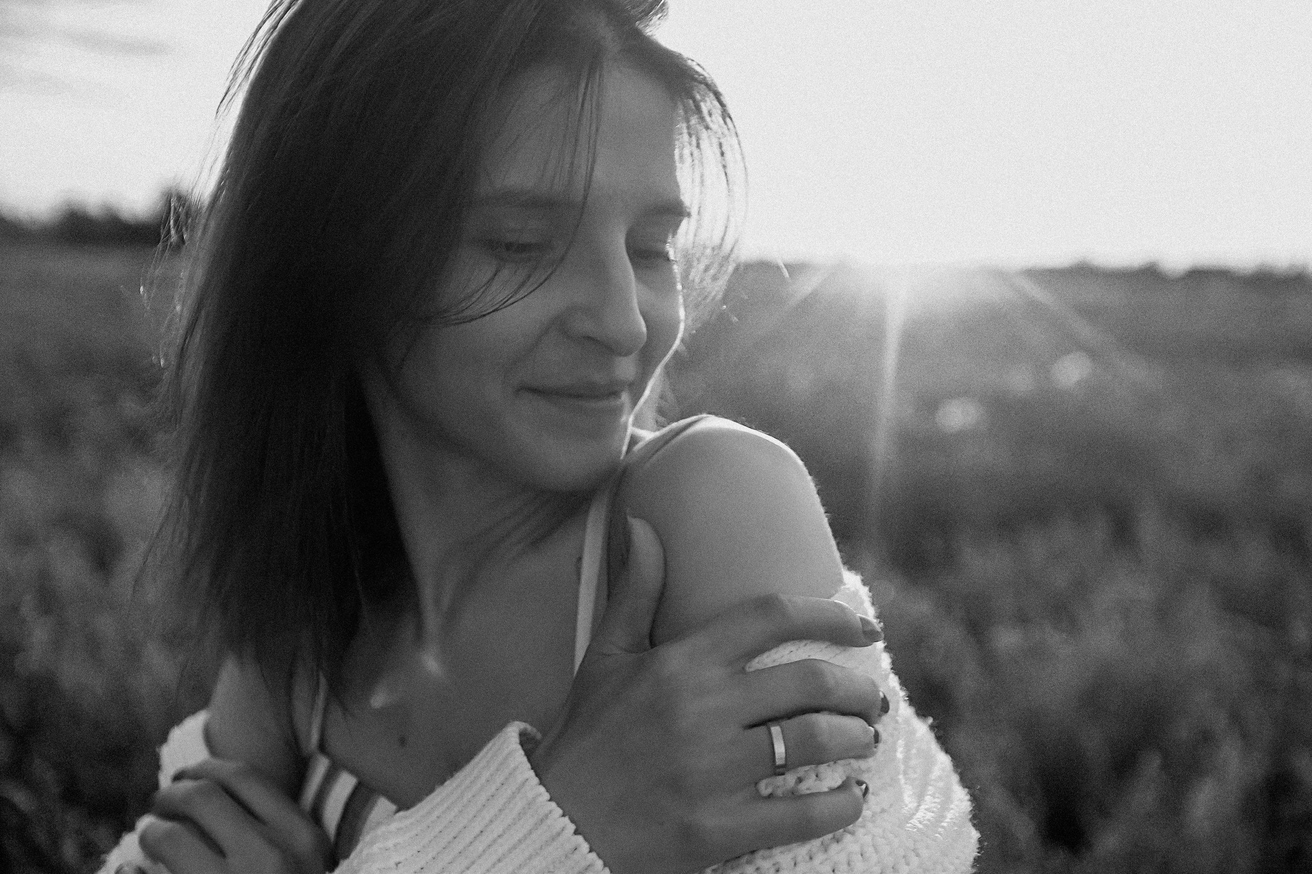 Поле love story на закате. Семейный фотограф Тюмень, фотограф на роды Салмина Мария