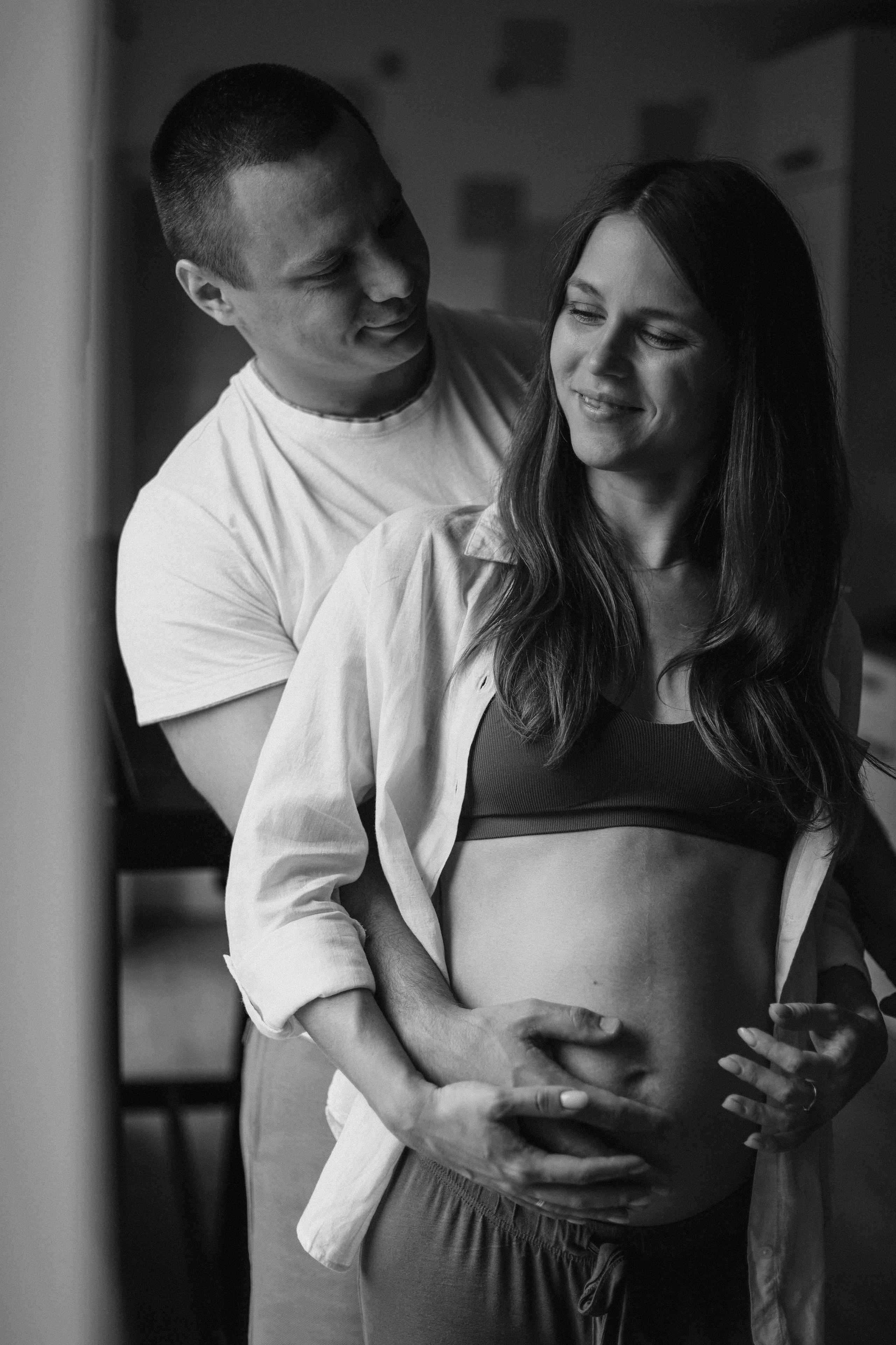 Babybauch-Shooting zu Hause. Fotografin in Erlangen, Nürnberg und Umgebung