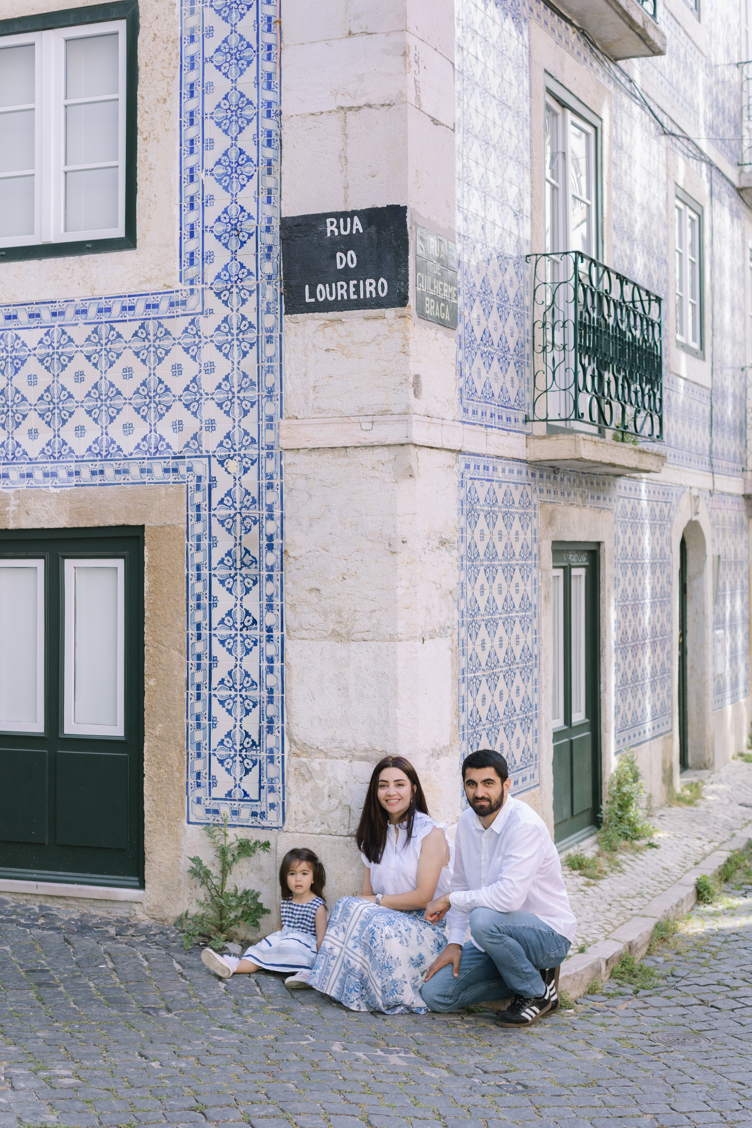 Family photo shoot on the streets of alfama. Свадебный и женский фотограф в Лиссабоне Яковлева Ольга