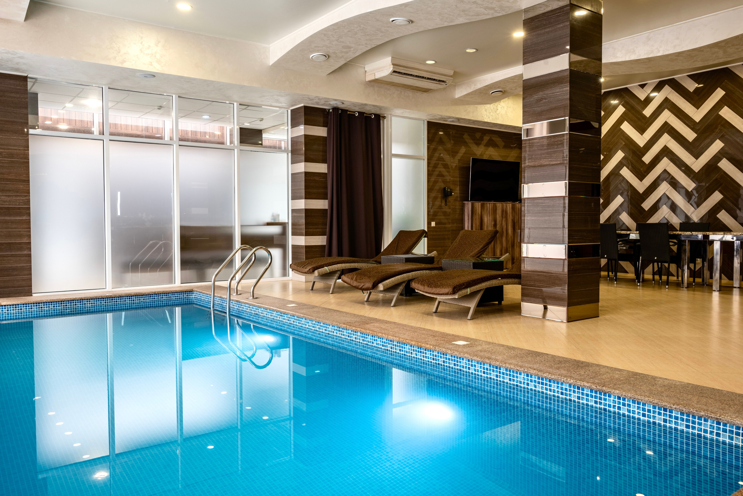 Интерьер. Отель бассейн и ресторан. Предметный фотограф, фото для маркетплейсов Пятигорск, КМВ