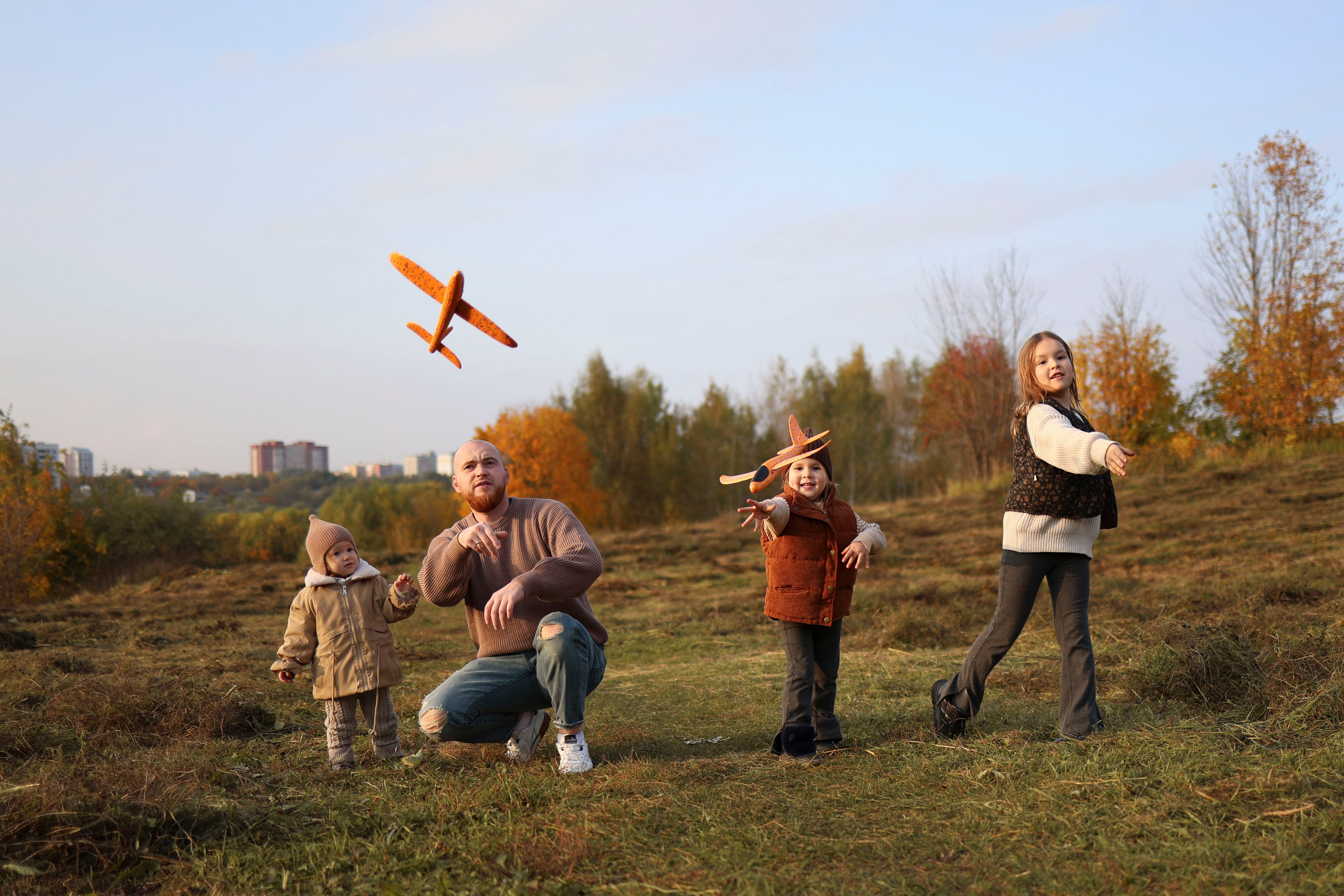 Осенняя прогулка папы с дочками. Семейный и детский фотограф в Москве Анастасия Мурга