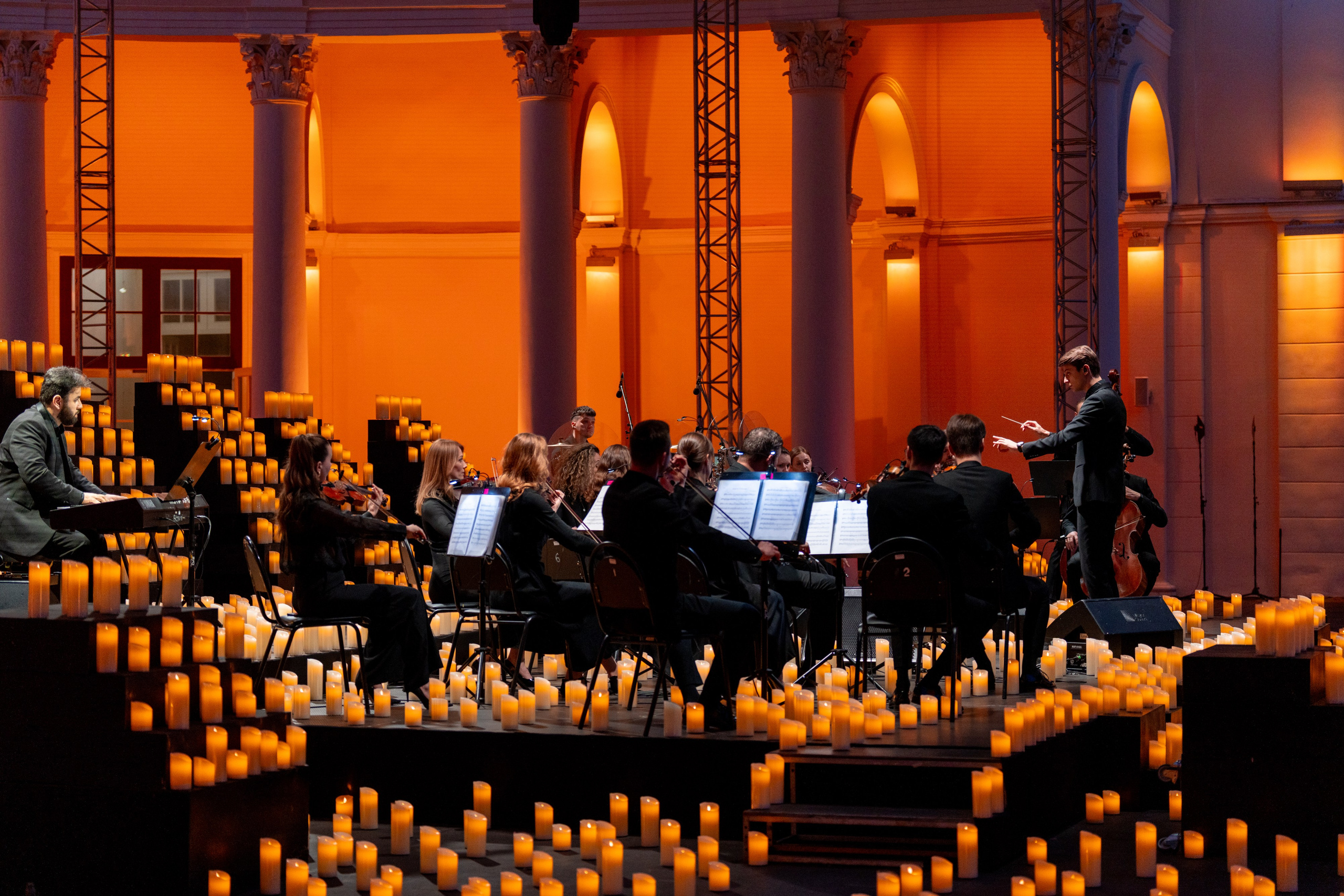 Симфонический оркестр Lumisfera при свечах. Фотограф Никита Комаров