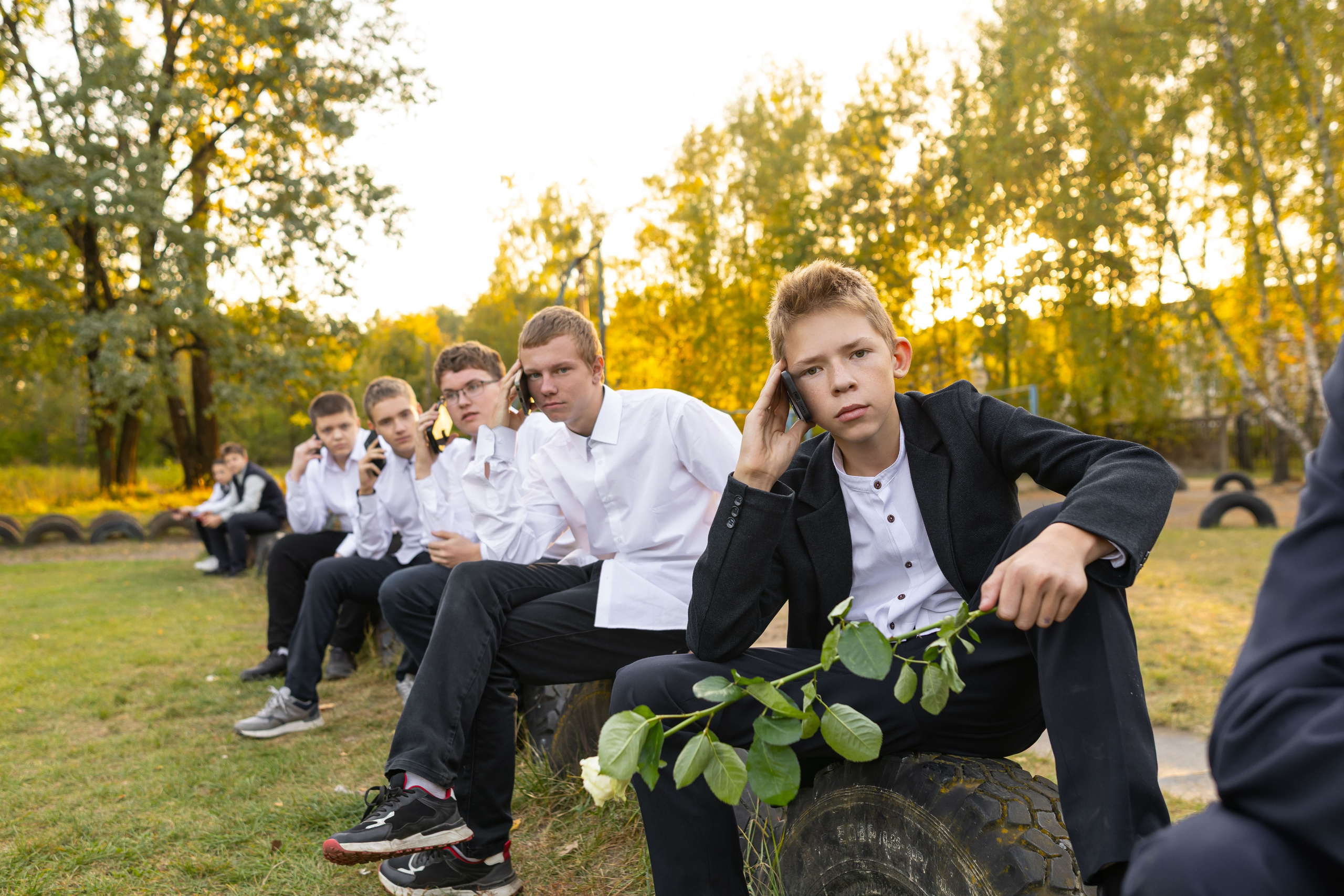 Осенняя фотосессия у школы с учителем. Семейный и детский фотограф Анна Петракова