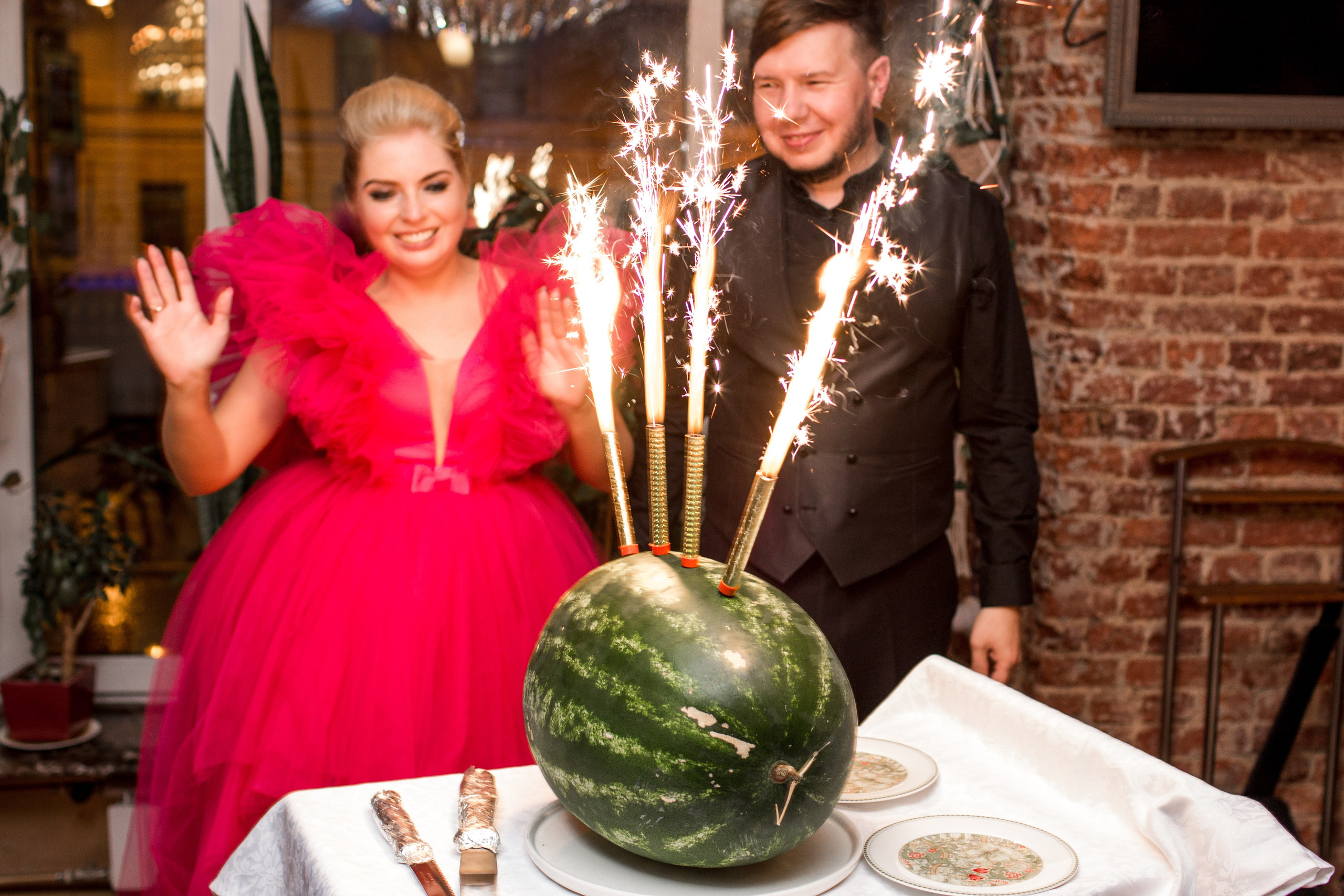 Жених и невеста в момент счастья и любви, снятые профессиональным фотографом