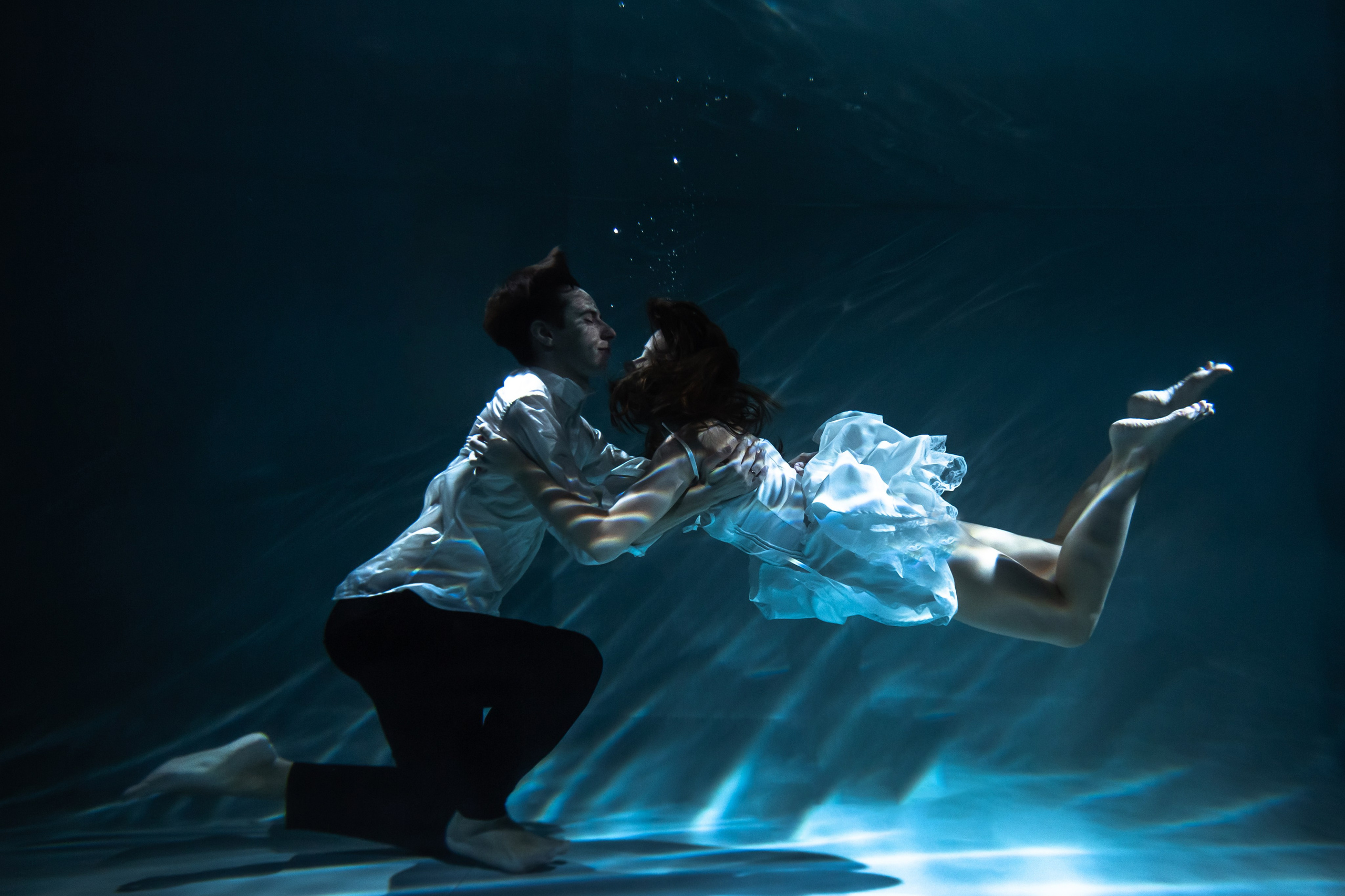 Love story фотосессия в специальной фотостудии с бассейном.