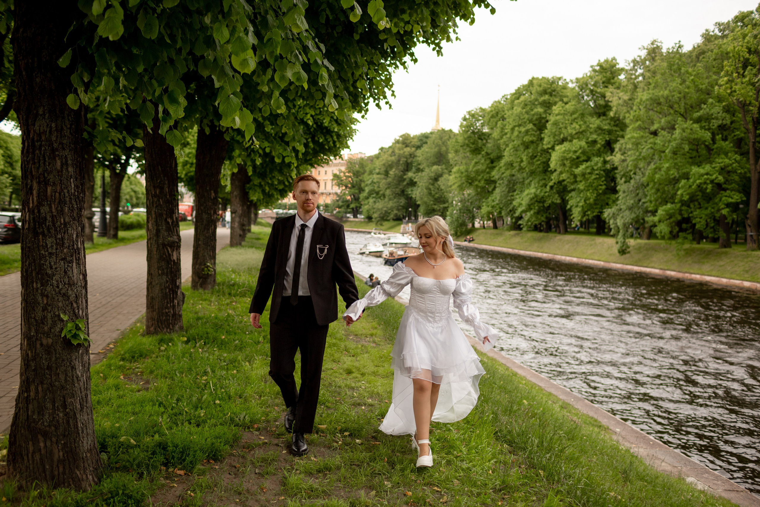 Свадебная фотопрогулка по улицам Петербурга. Свадебный фотограф Кирилл Белый