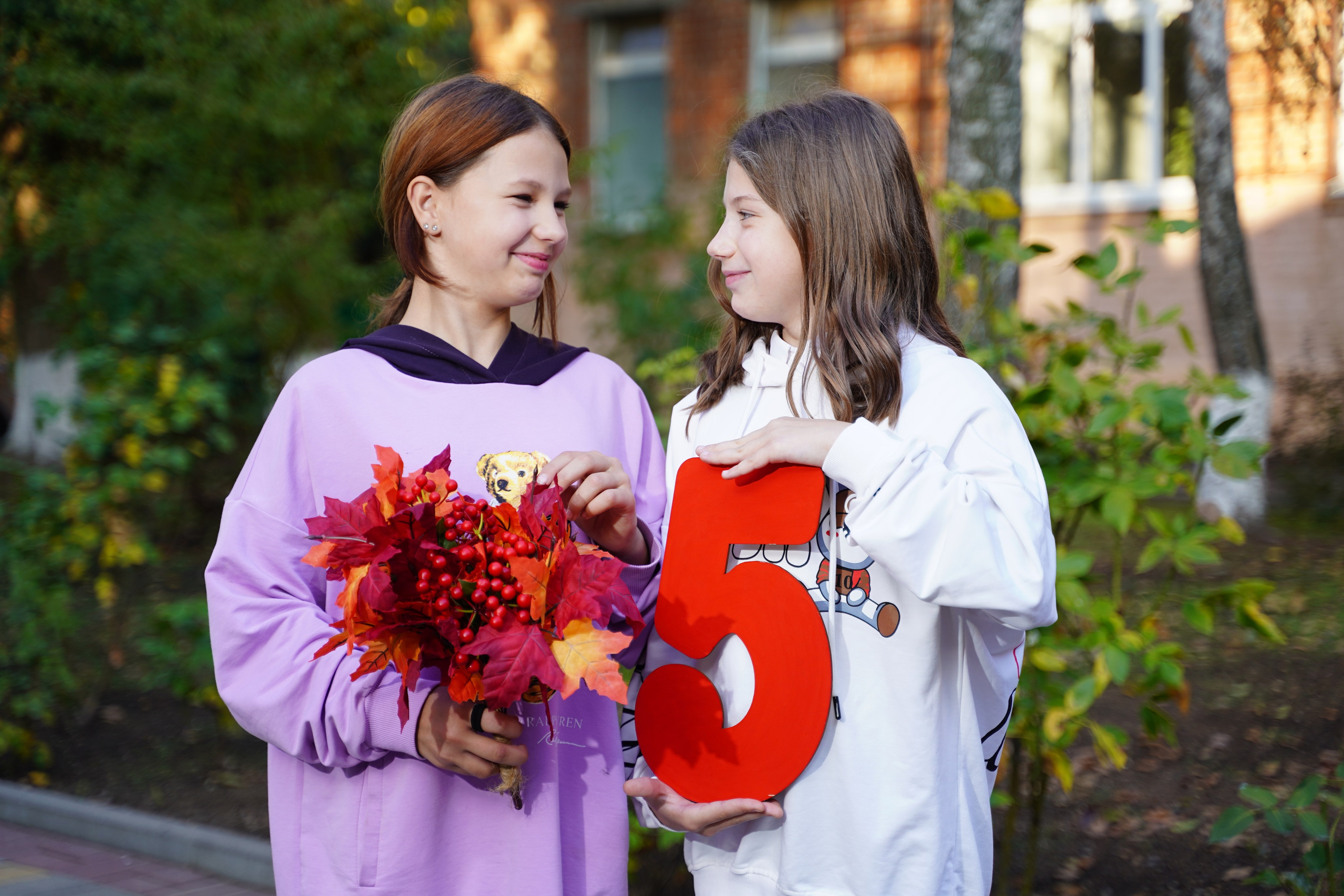 Фото с другом. MEMENTO.Выпускные альбомы, школьные, юбилейные и другие книги. Ростов-на-Дону