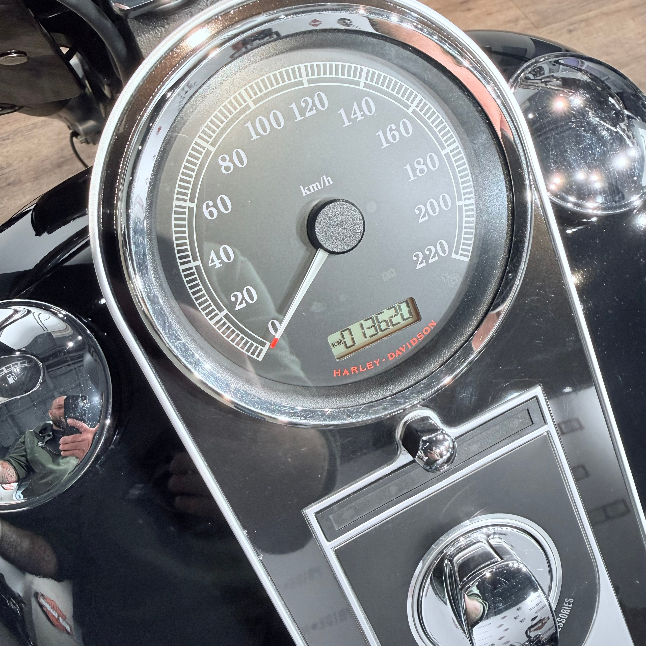 2011 Fat Boy АВS Vivd Вlаck Vanсе & Hinеs. Hello Davidson, Москва. Только хорошие мотоциклы…