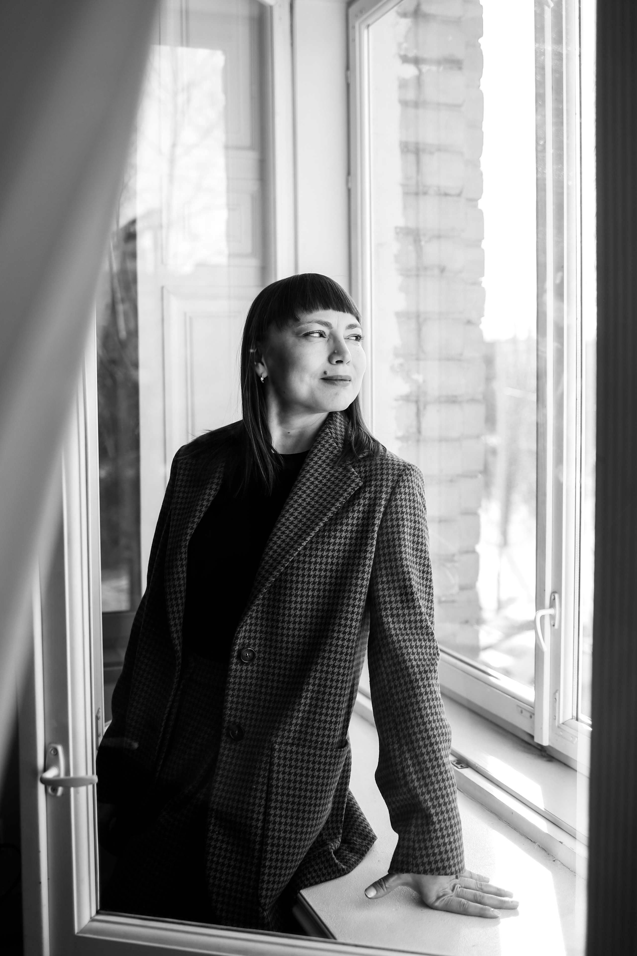 черно-белые кадры где девушка смотрит в окно в екатеринбурге