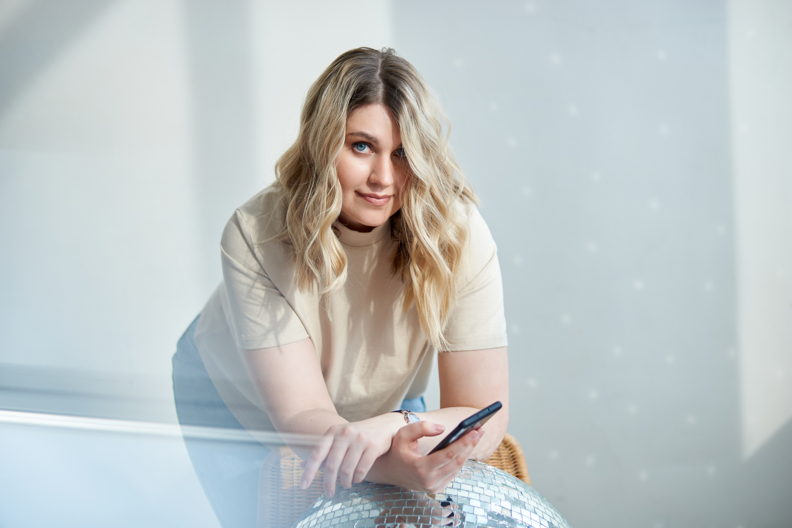 Портреты для Татьяны в студии с минималистичным дизайном. Репортажный и женский фотограф в Новосибирске