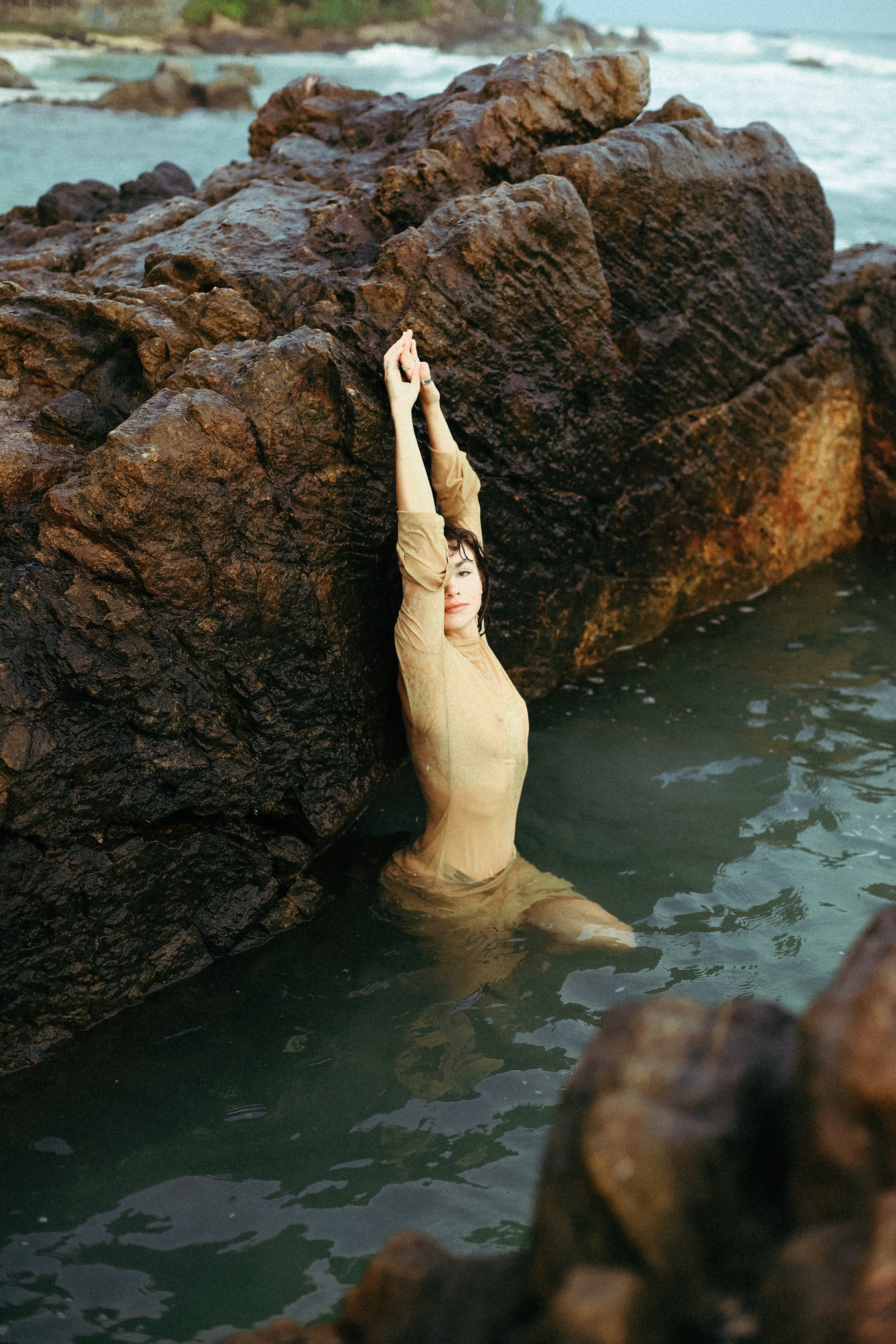 Эстетичные кадры на закате: девушка в прозрачном платье на камнях у отеля Naomi Beach | Нюд-фото. Фотограф на Шри-Ланке