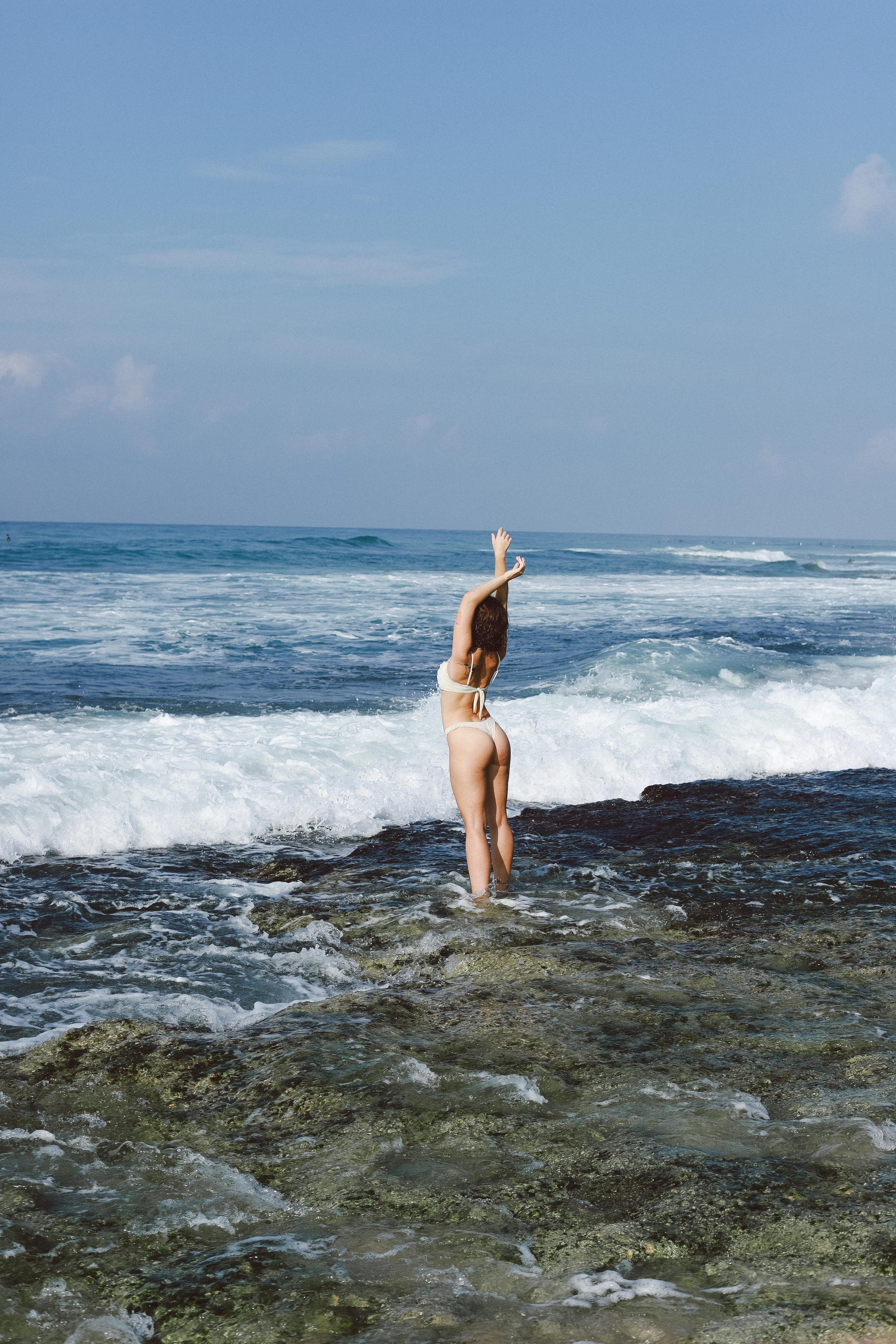 Арт-портрет в стиле 35 мм: девушка в красном платье с банановым листом в натуральном бассейне | Вера Казанцева — фотограф Шри-Ланка. Фотограф на Шри-Ланке