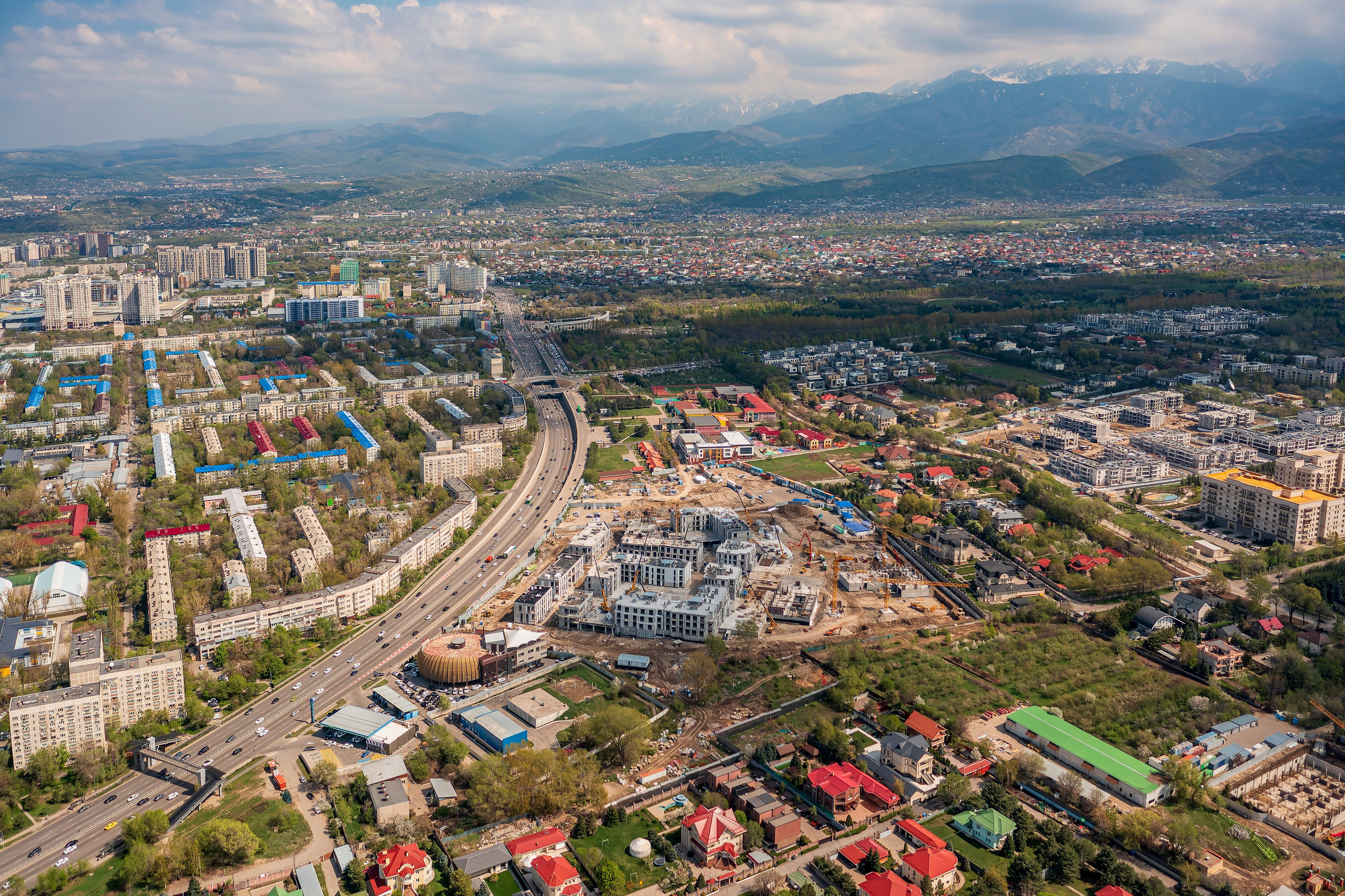 Алматы, ЖК 1st от Bi Group — аэросъёмка на фоне гор, апрель 2026. Интерьерный фотограф Алматы