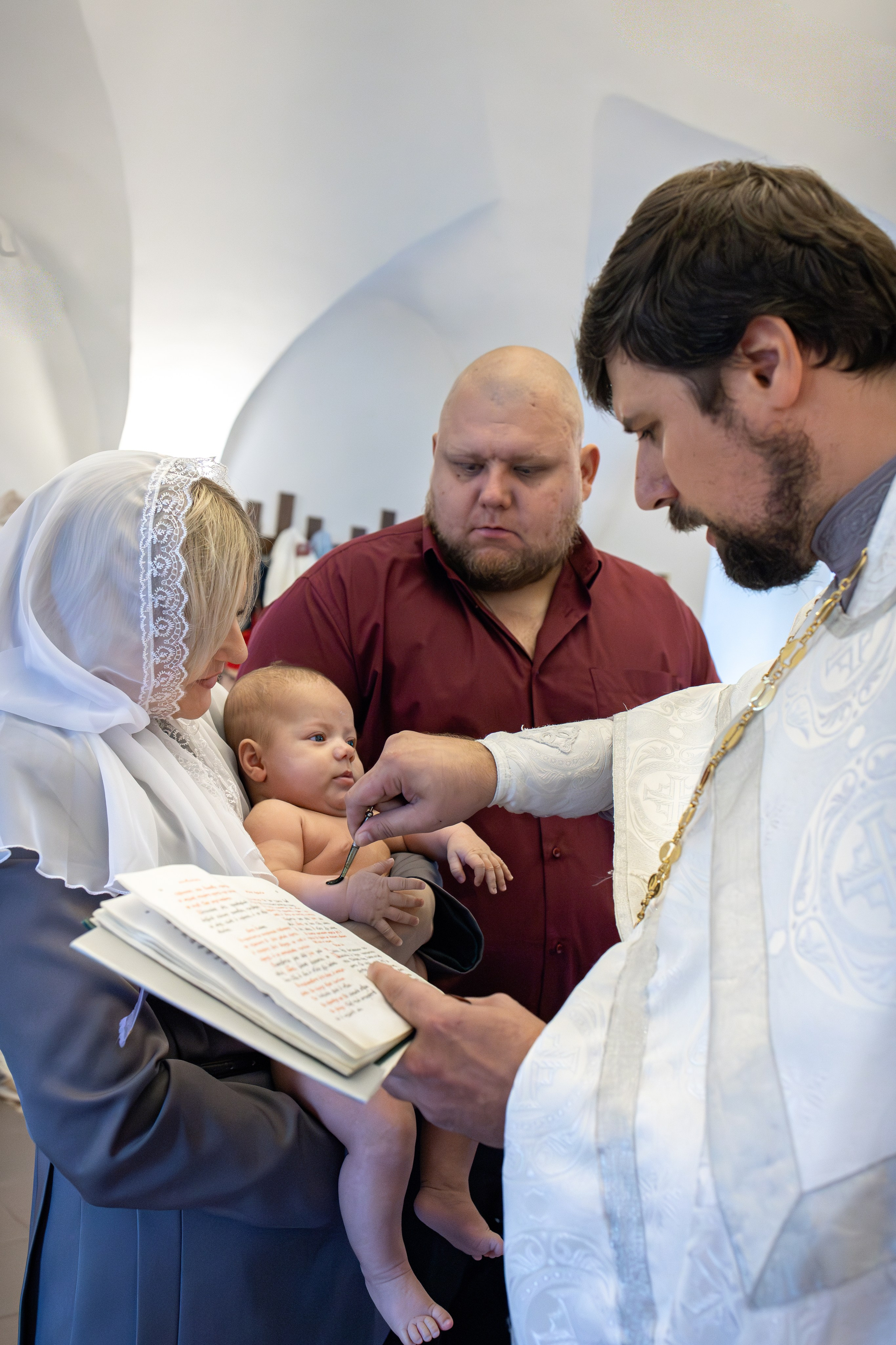 Таинство Крещения малыша в храме Воскресения Христова, с. Трубино (Калужская обл.). Надежда Стар семейный и церковный фотограф в Жукове и Калужской области