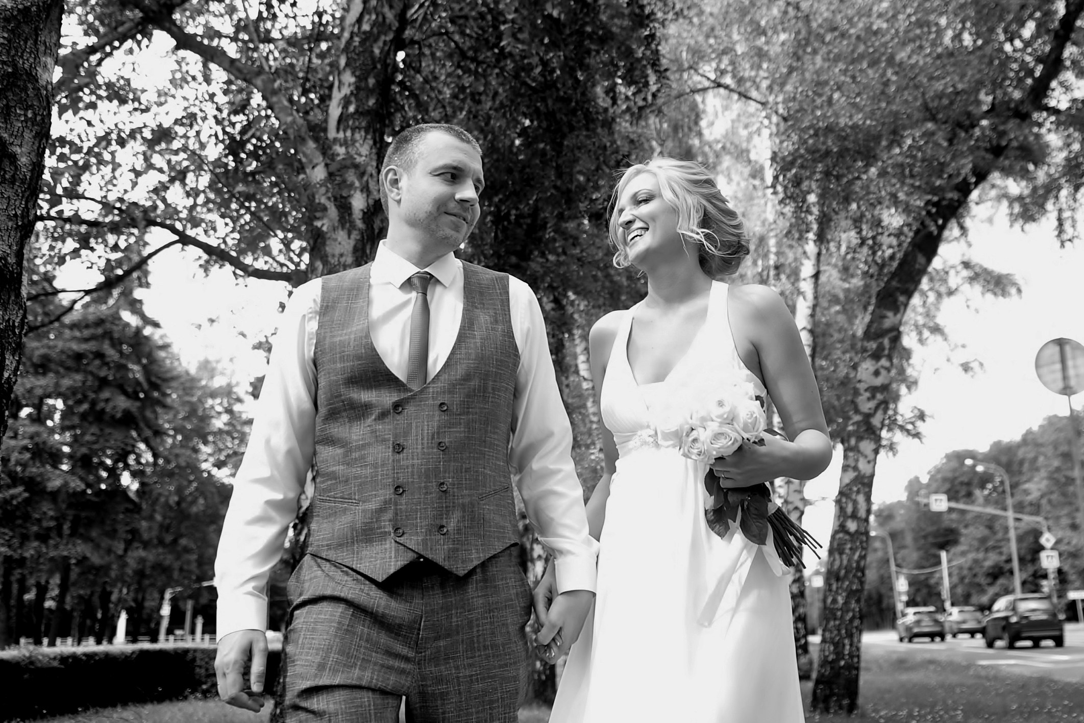 Свадьба на Воробьёвых Горах рядом с МГУ,  молодожены идут среди берёзок, держатся за руки и смотрят друг на друга, черно-белая фотография