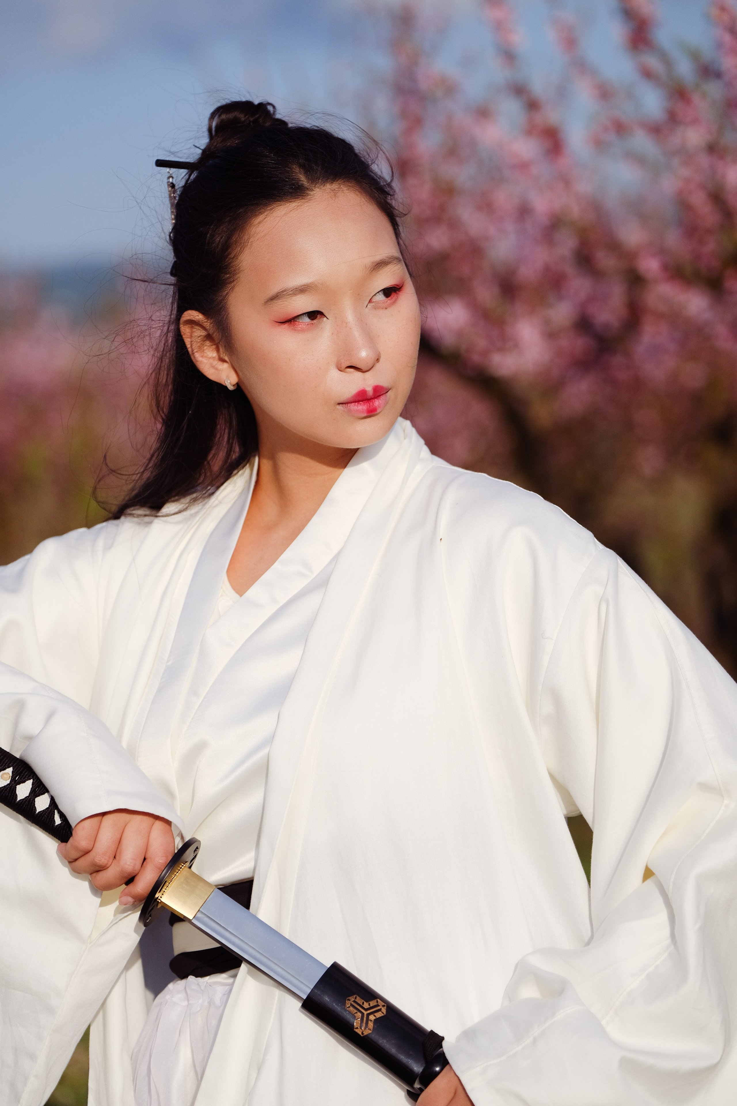 Фото в цветущих персиковых садах. Профессиональная фотосъемка в Крыму. Натуральные эмоции и живые кадры. Забронируйте дату прямо сейчас!