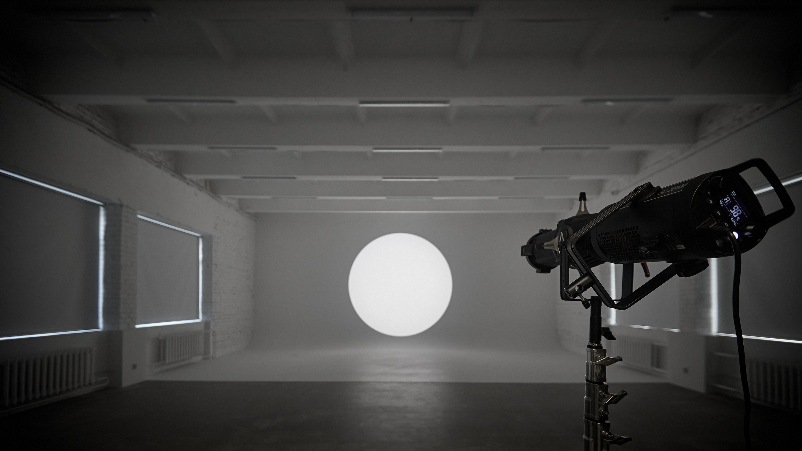 Постоянный свет при блэкаутах днем