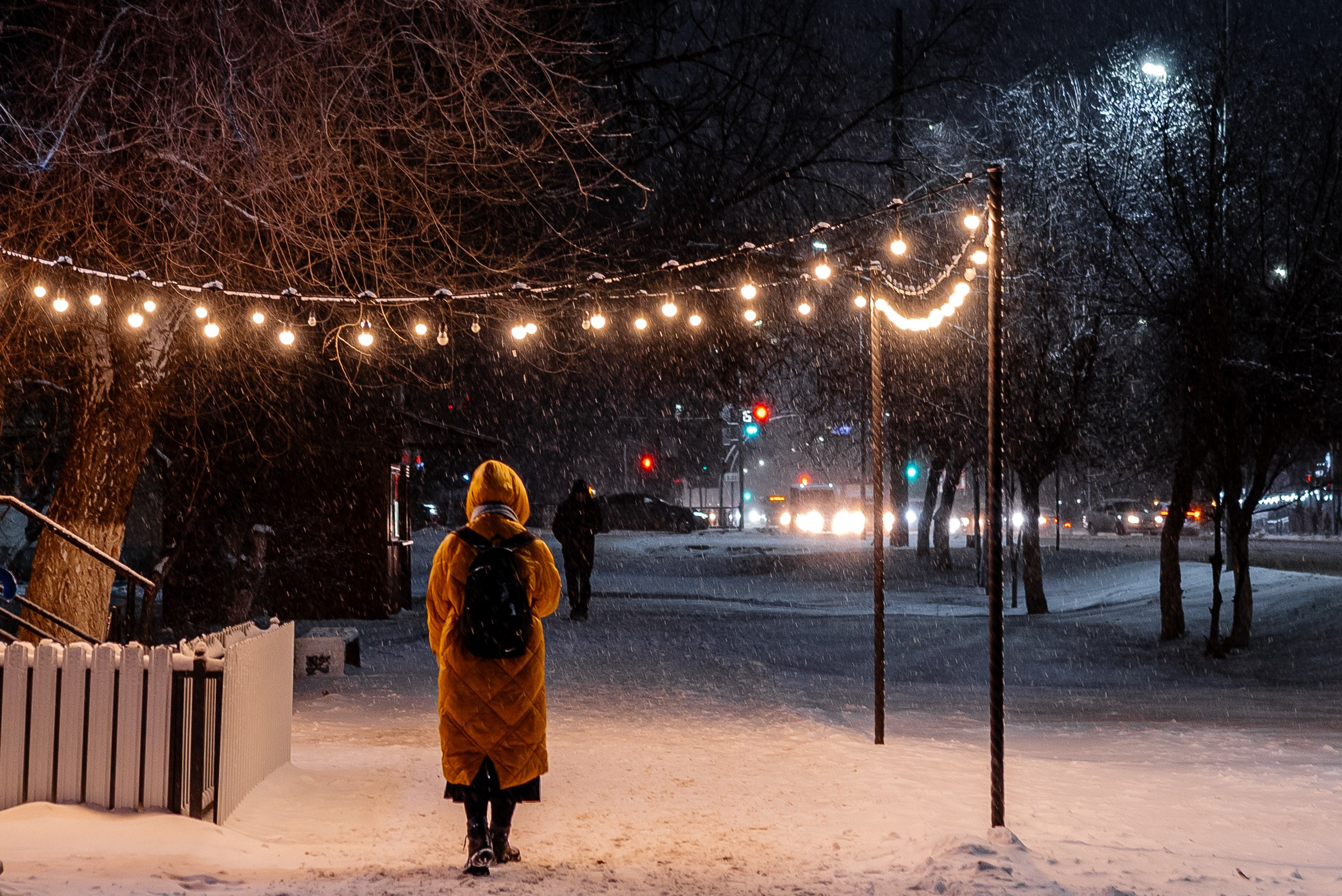 первый снег, уральск, снег, город, вечер, огни, девушка