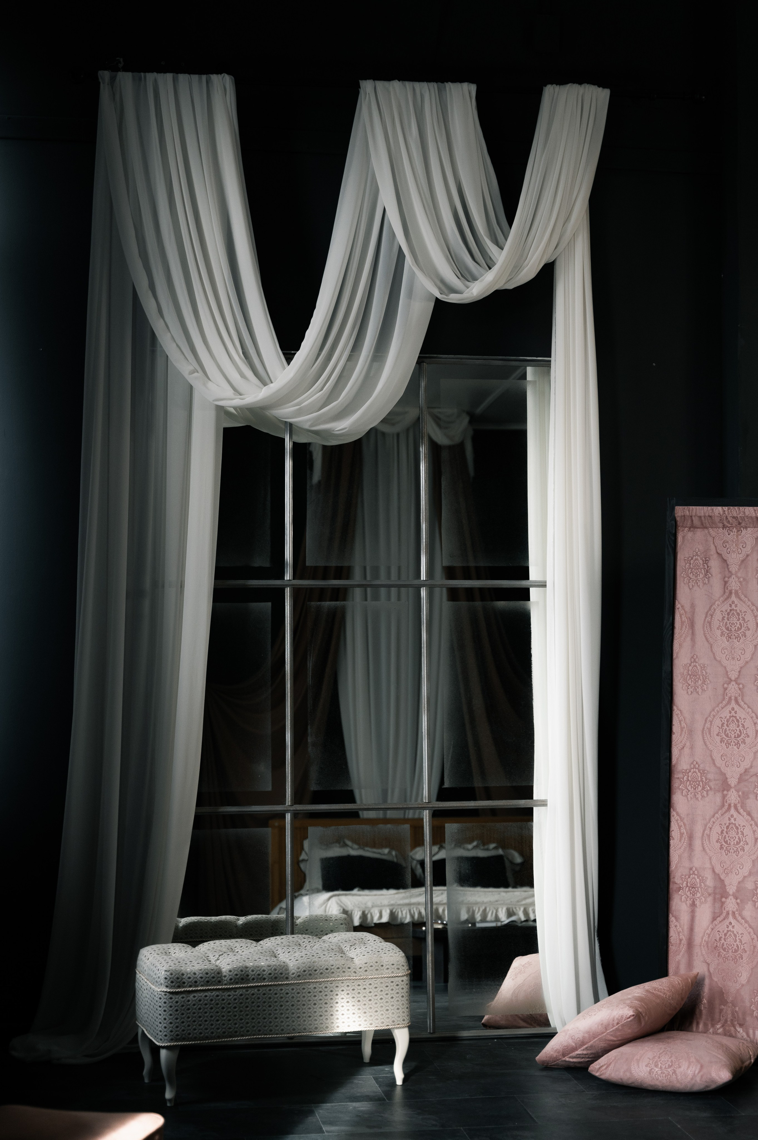 Темный зал для фотосессий в будуарном стиле. Эстетичный интерьер, все необходимое оборудование для съемки. 