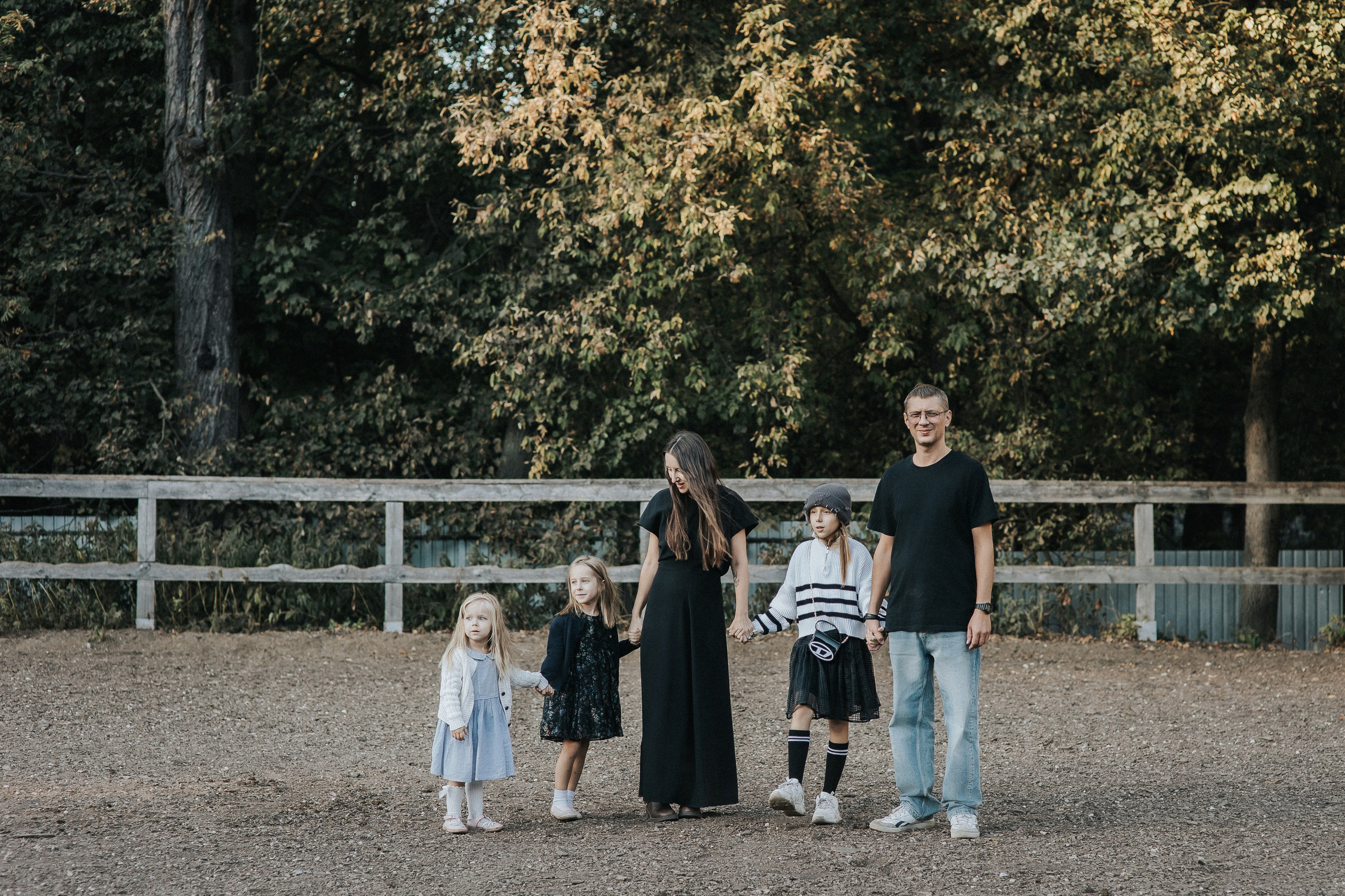 Большая семья и черный конь Султан. Семейный фотограф в Москве Наталья Чуб, заказать Фотокнигу