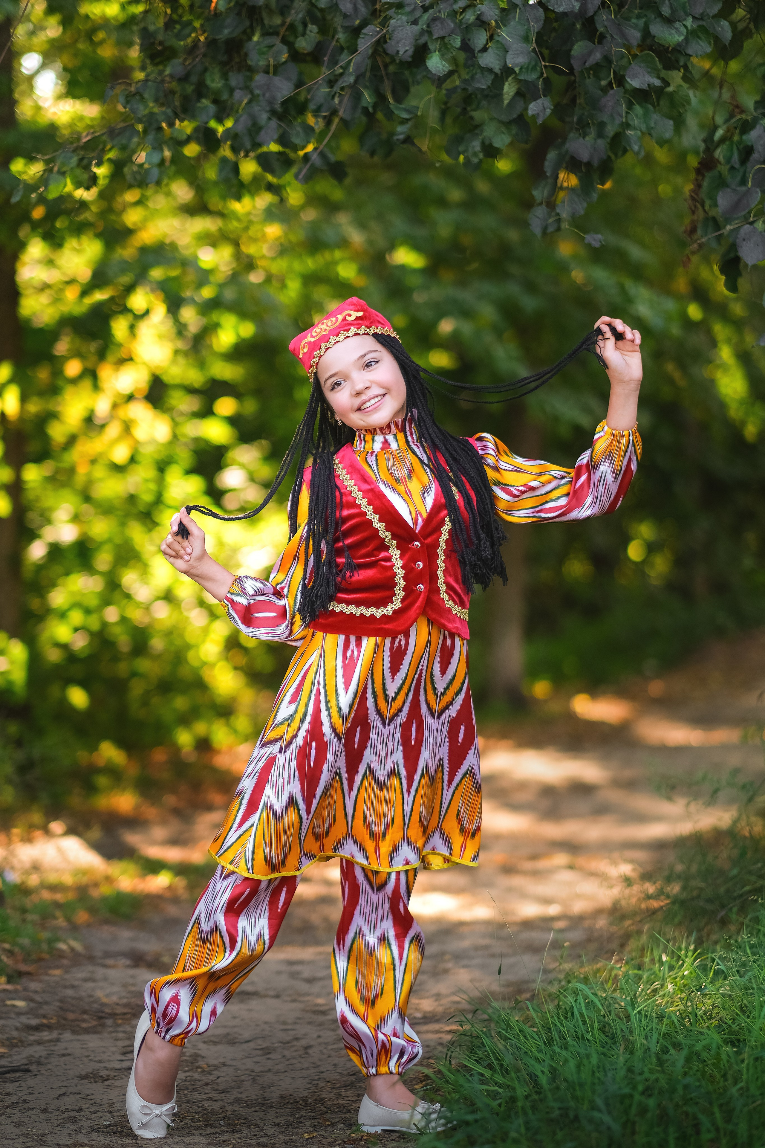 Девочка танцует