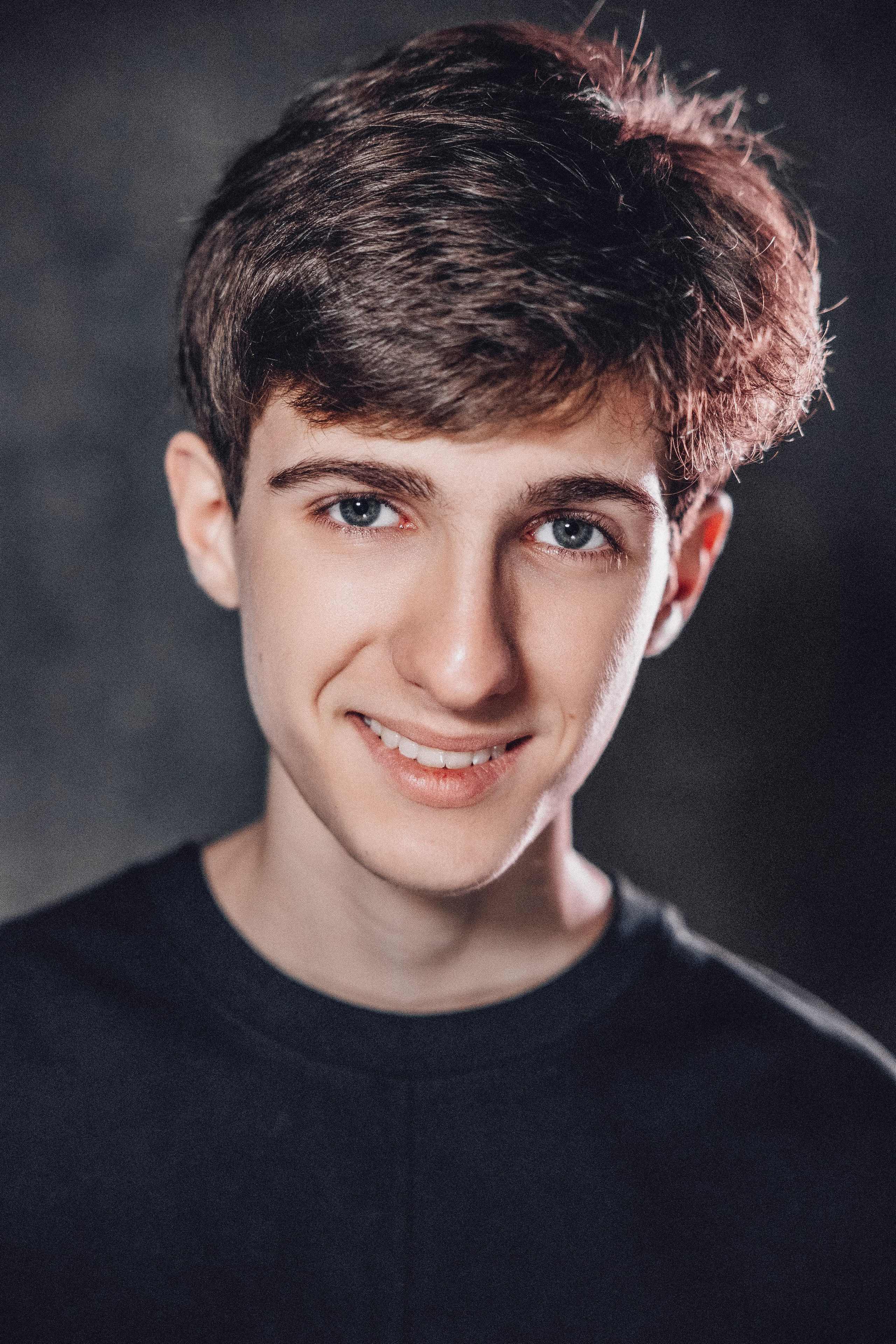 АРТЁМ. Я фотограф из Москвы к Вашим услугам