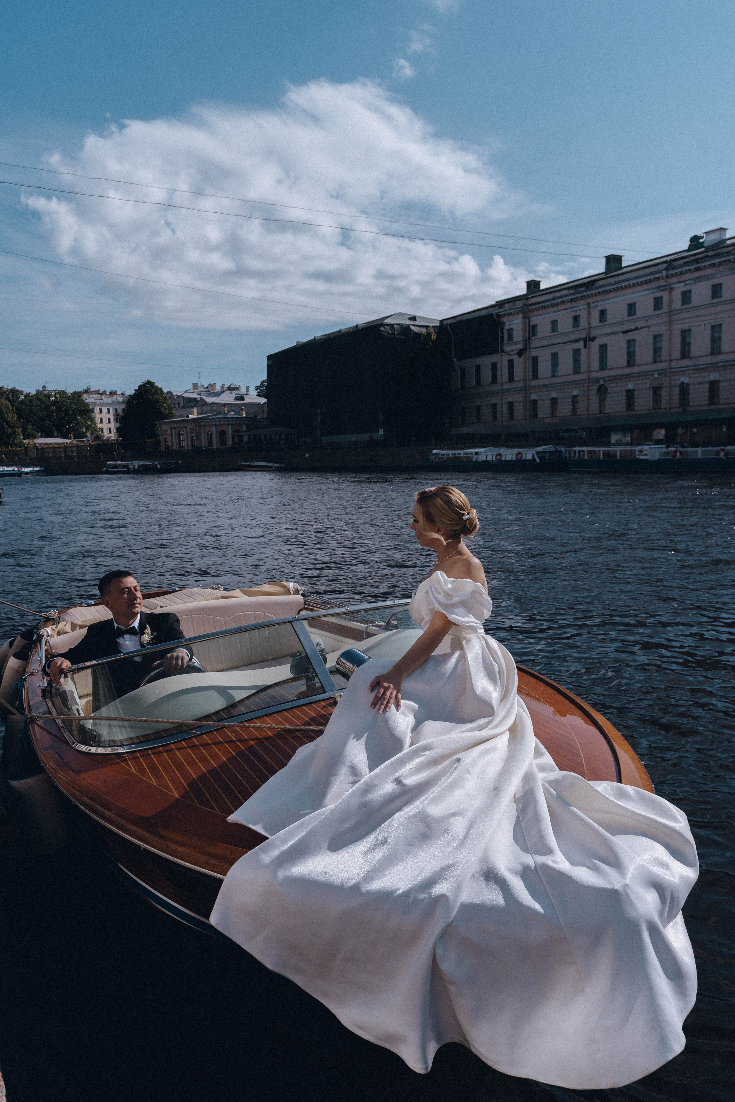 СВАДЕНБНАЯ СЬЕМКА НА КАТЕРЕ ПО КАНАЛАМ САНКТ-ПЕТЕРБУРГА И В АКВАТОРИИ НЕВЫ. Профессиональный фотограф, Санкт-Петербург — Виктория Богомолова