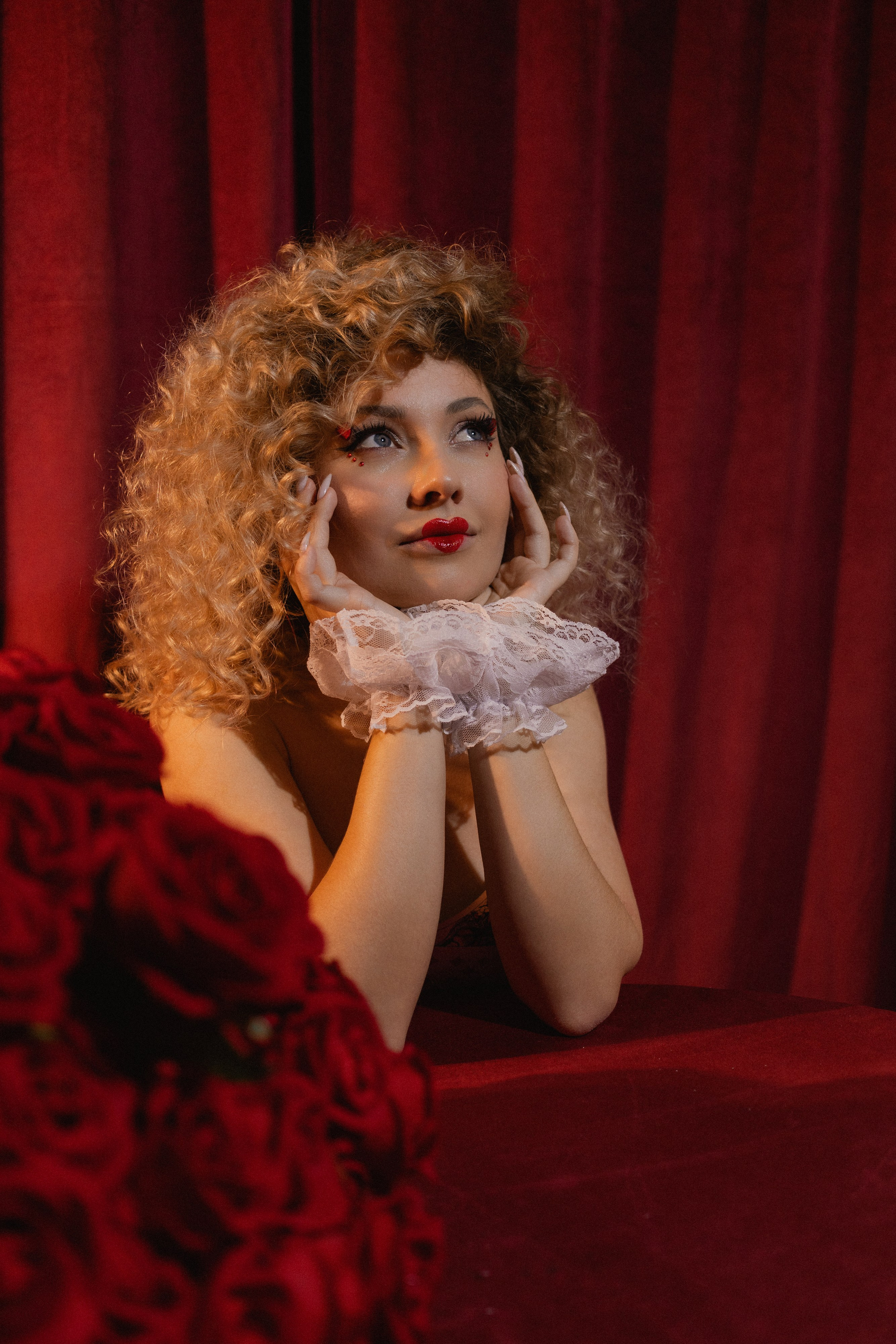 Красная королева из алисы в стране чудес карты красные розы. Фотограф Евпатория Крым