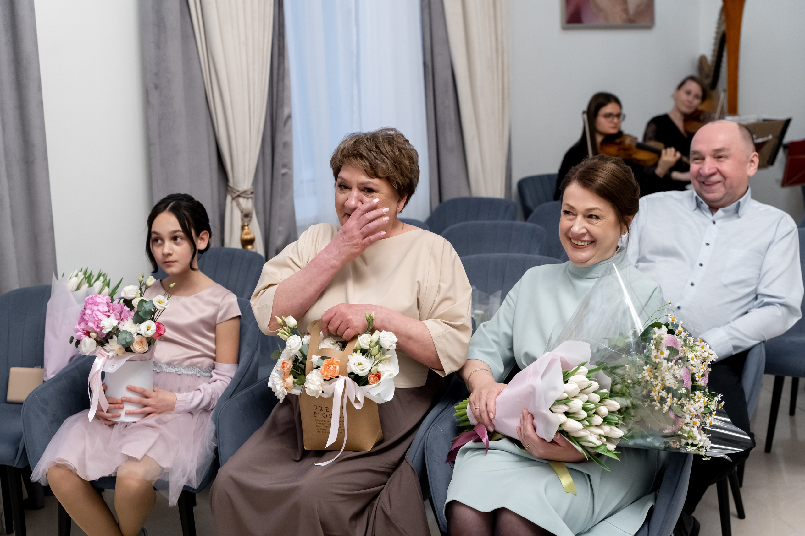 Свадебный фотограф в Москве. Свадебный фотограф Видное, Бутово, Домодедово, Щербинка, Царицыно. Свадебная фотосессия и сборы невесты в отеле Soluxe. Регистрация брака во дворце бракосочетания ВДНХ. Свадьба на ВДНХ. Свадебная фотосессия с ретро автомобилем Чайка. 