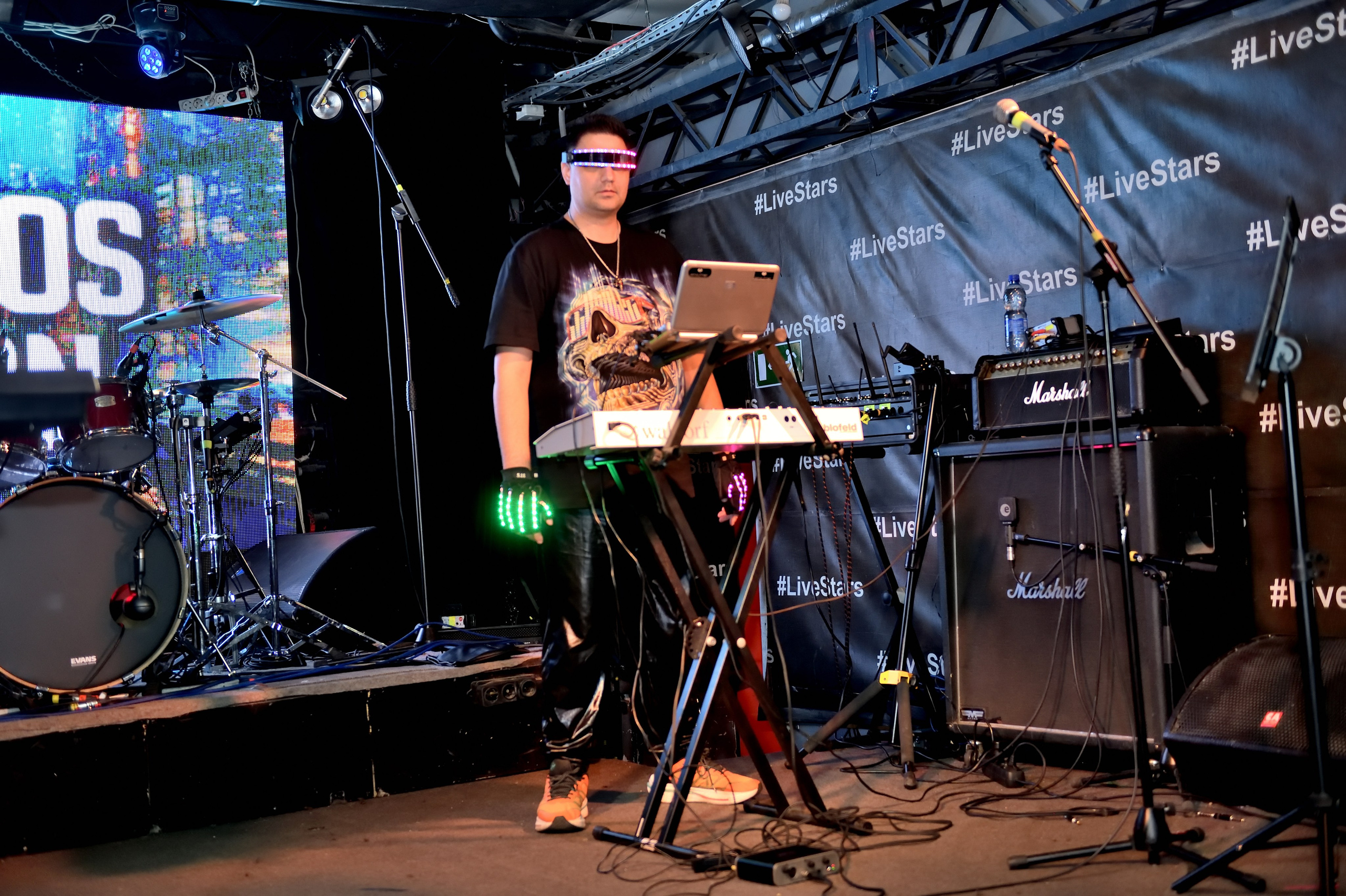 "Выступление музыкальной команды на фестивале".