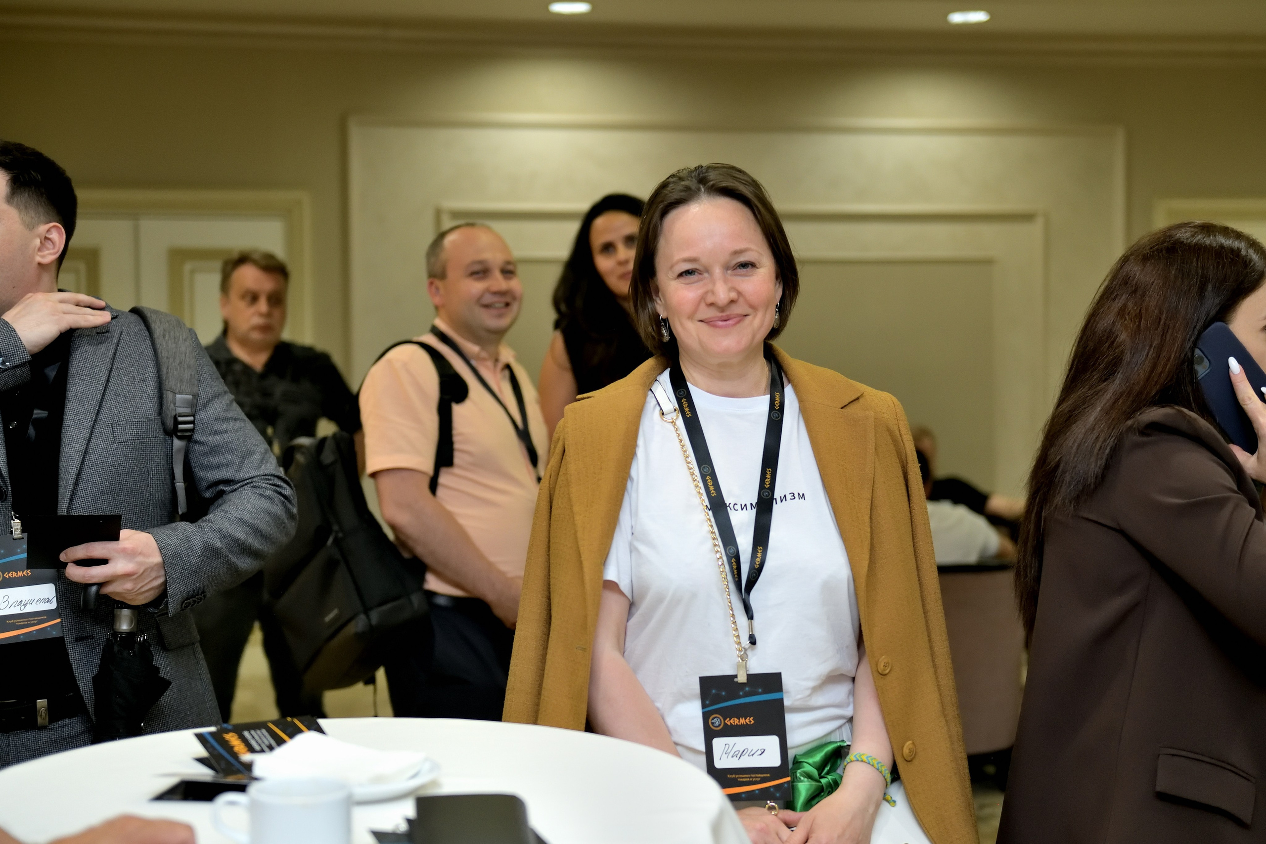 "Фотографии участников форума во время кофе-брейка".