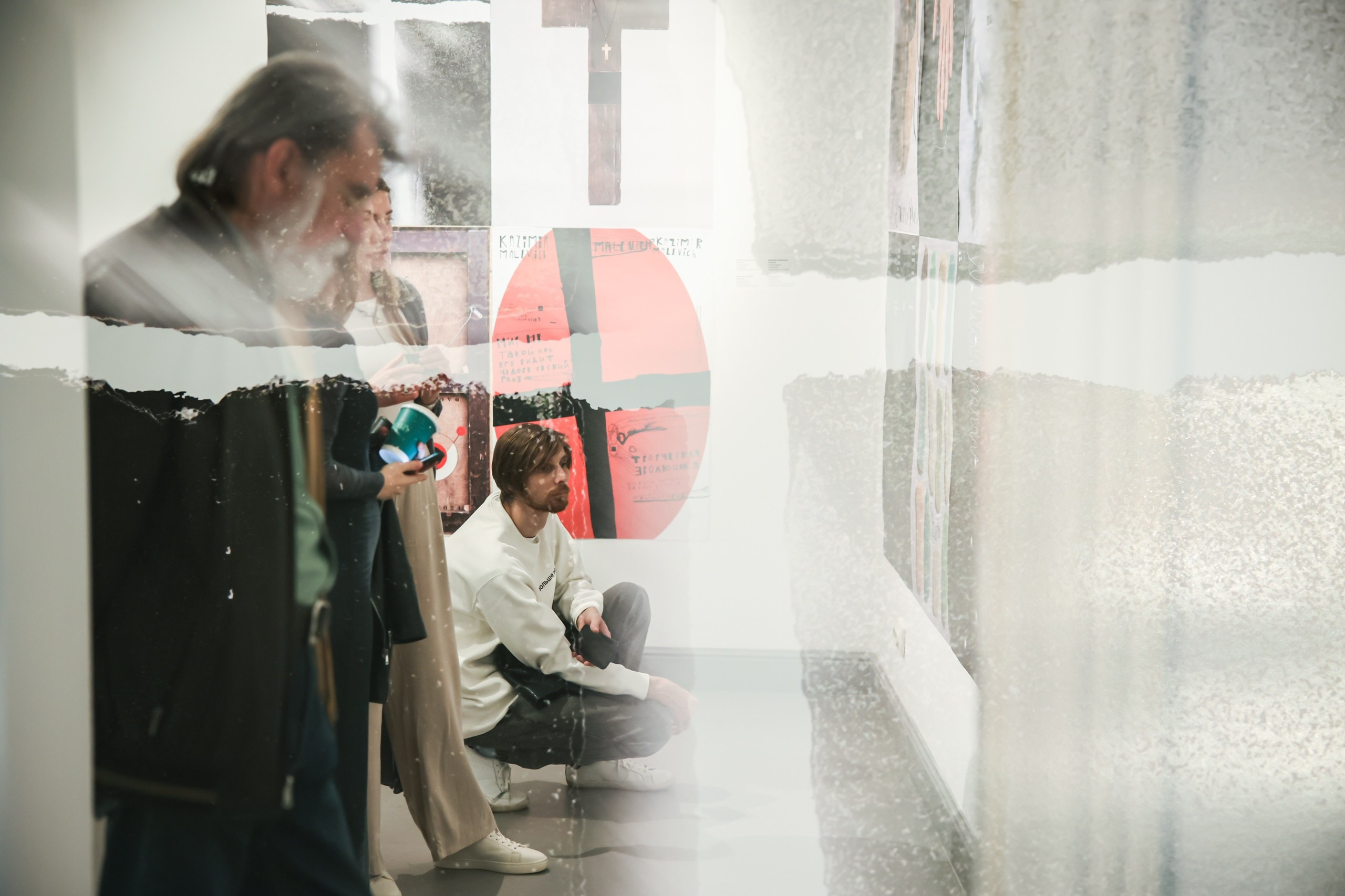 Открытие выставки «Глобальная биеннале графического дизайна „Золотая пчела 16“. Лучшие плакаты» в Доме Крафта (27 июня 2025). Репортажный фотограф Алексей Пирязев