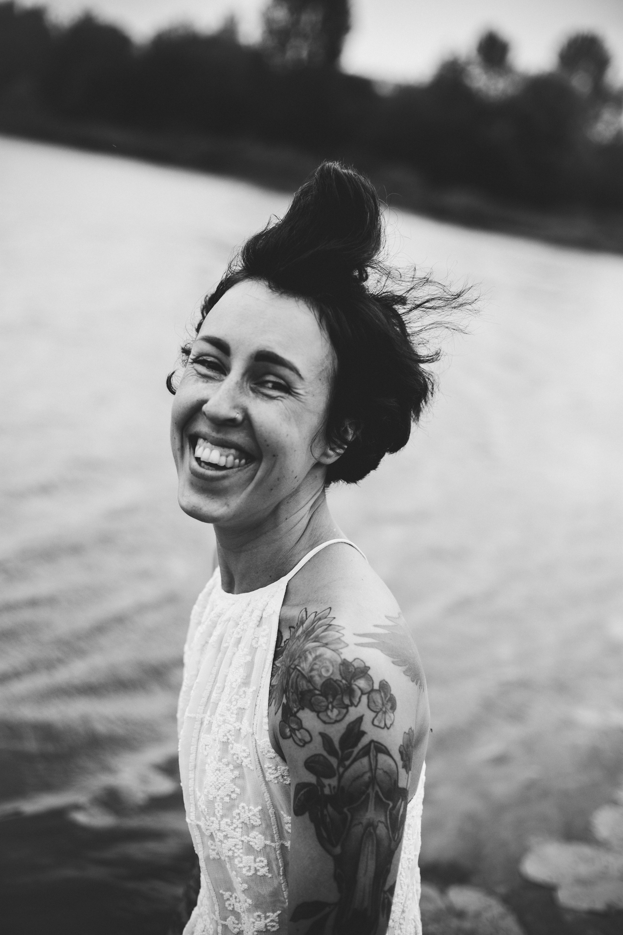 Есенин у реки. Фотограф в Нижнем Новгороде