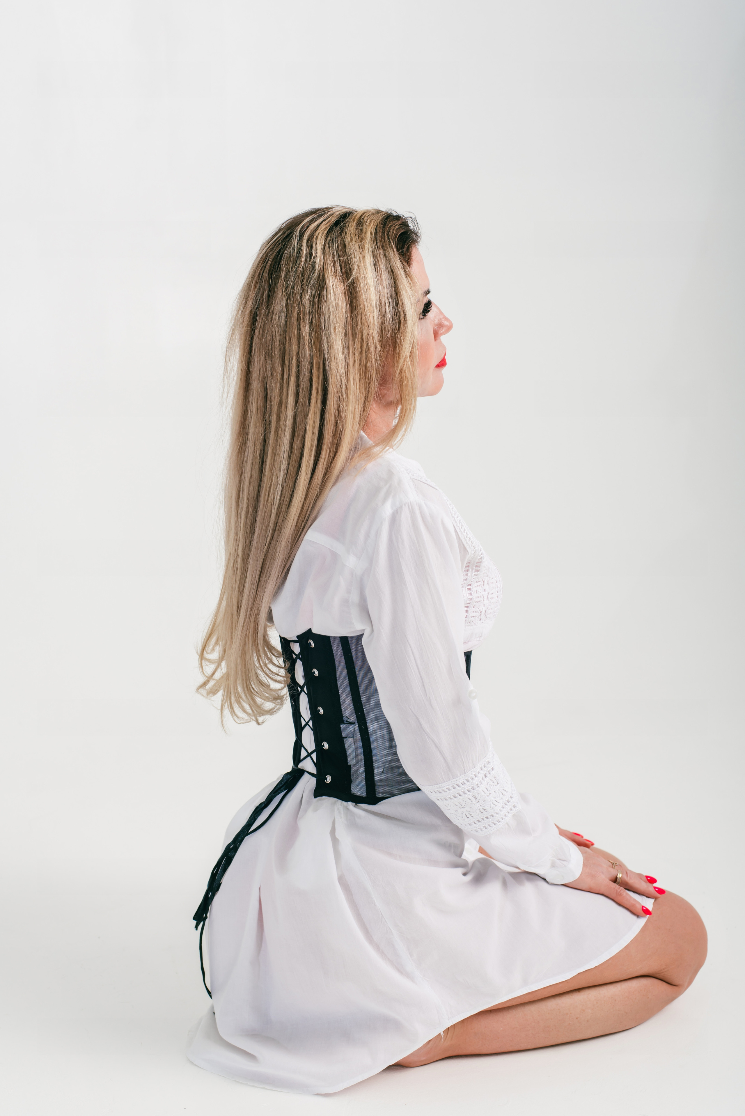 Девушка в белой рубашке и черный сетчатый корсет из сетки