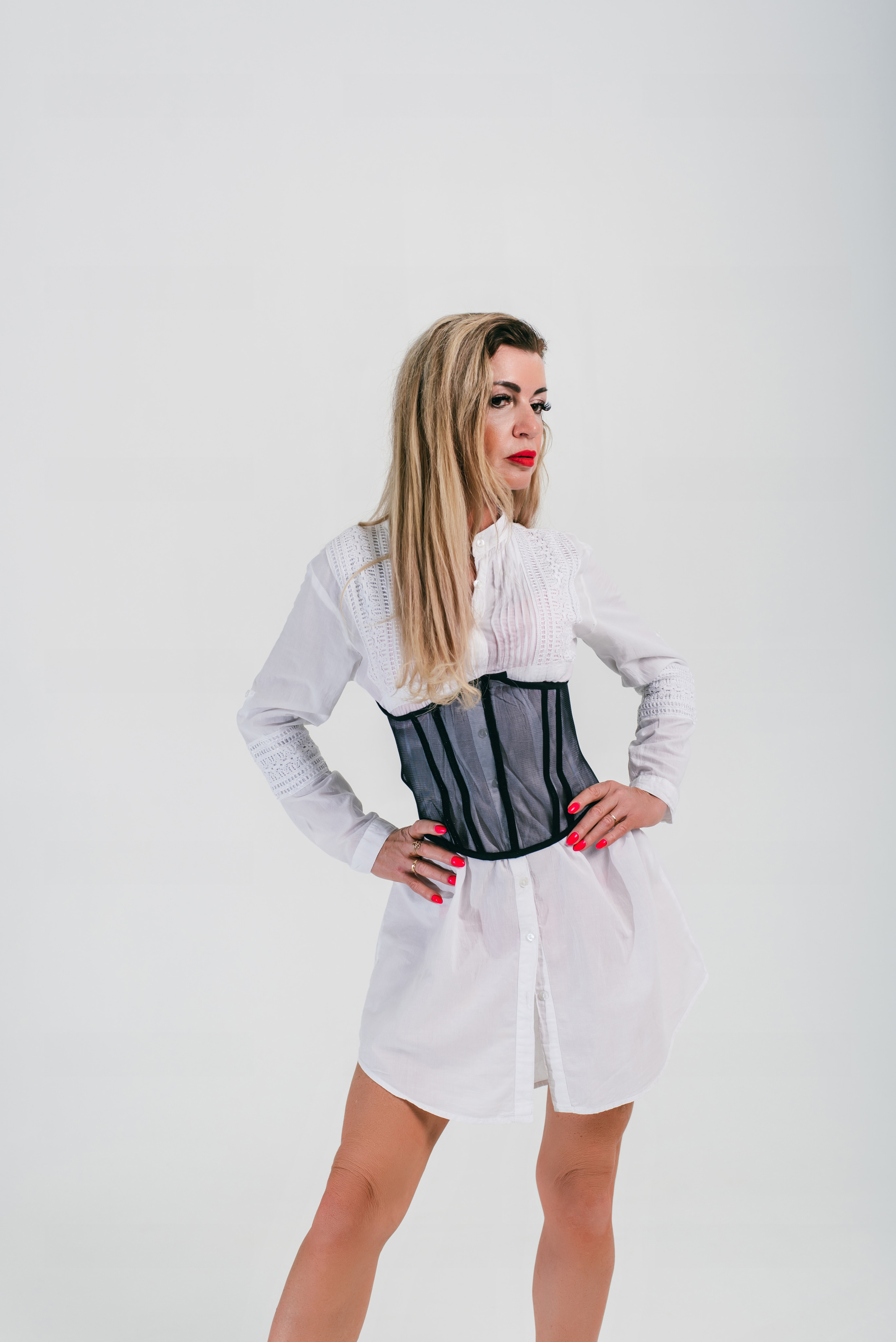 Девушка в белой рубашке и черный сетчатый корсет из сетки