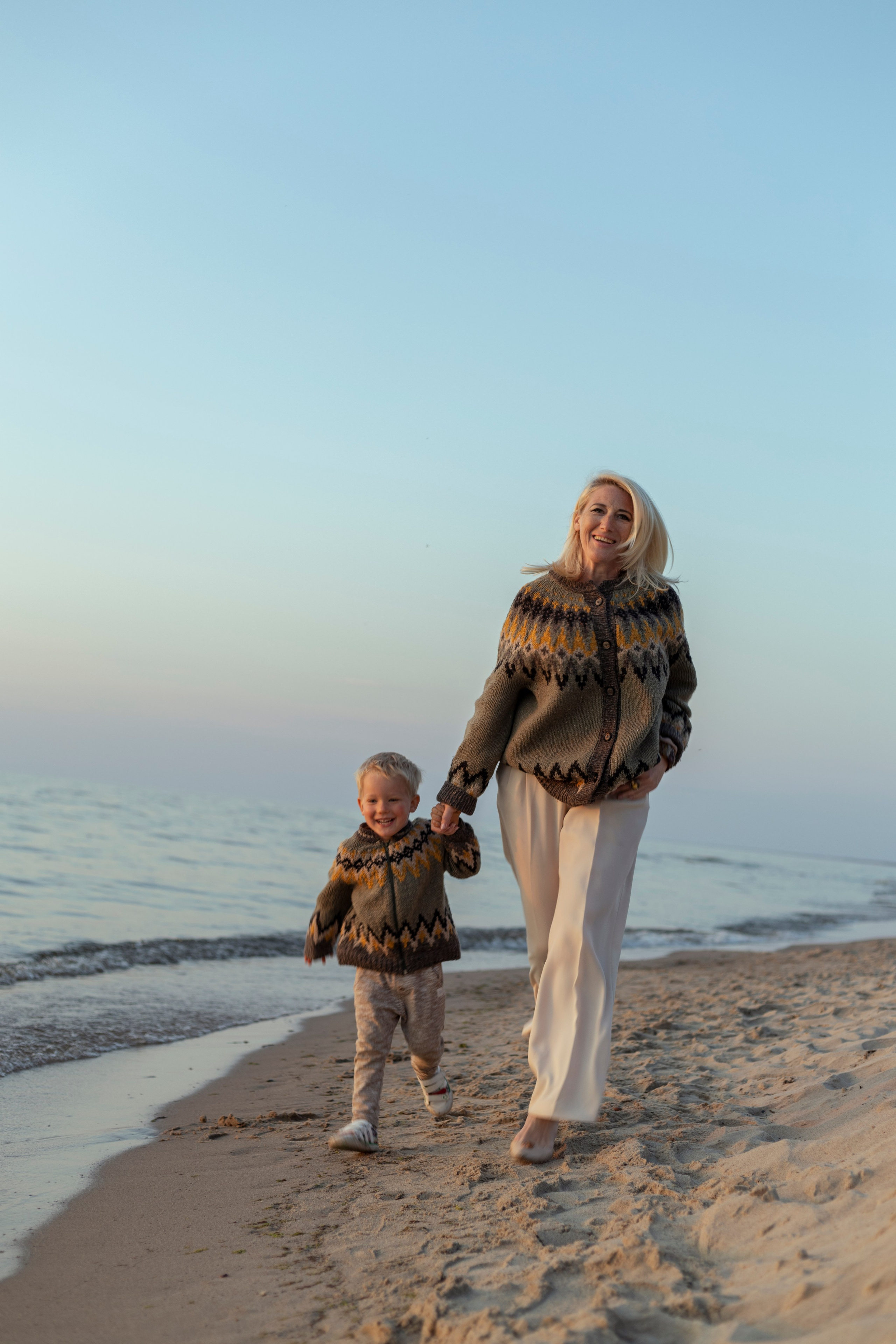 Семья на море в золотой час. Фотограф Анастасия Горлач в Калининграде