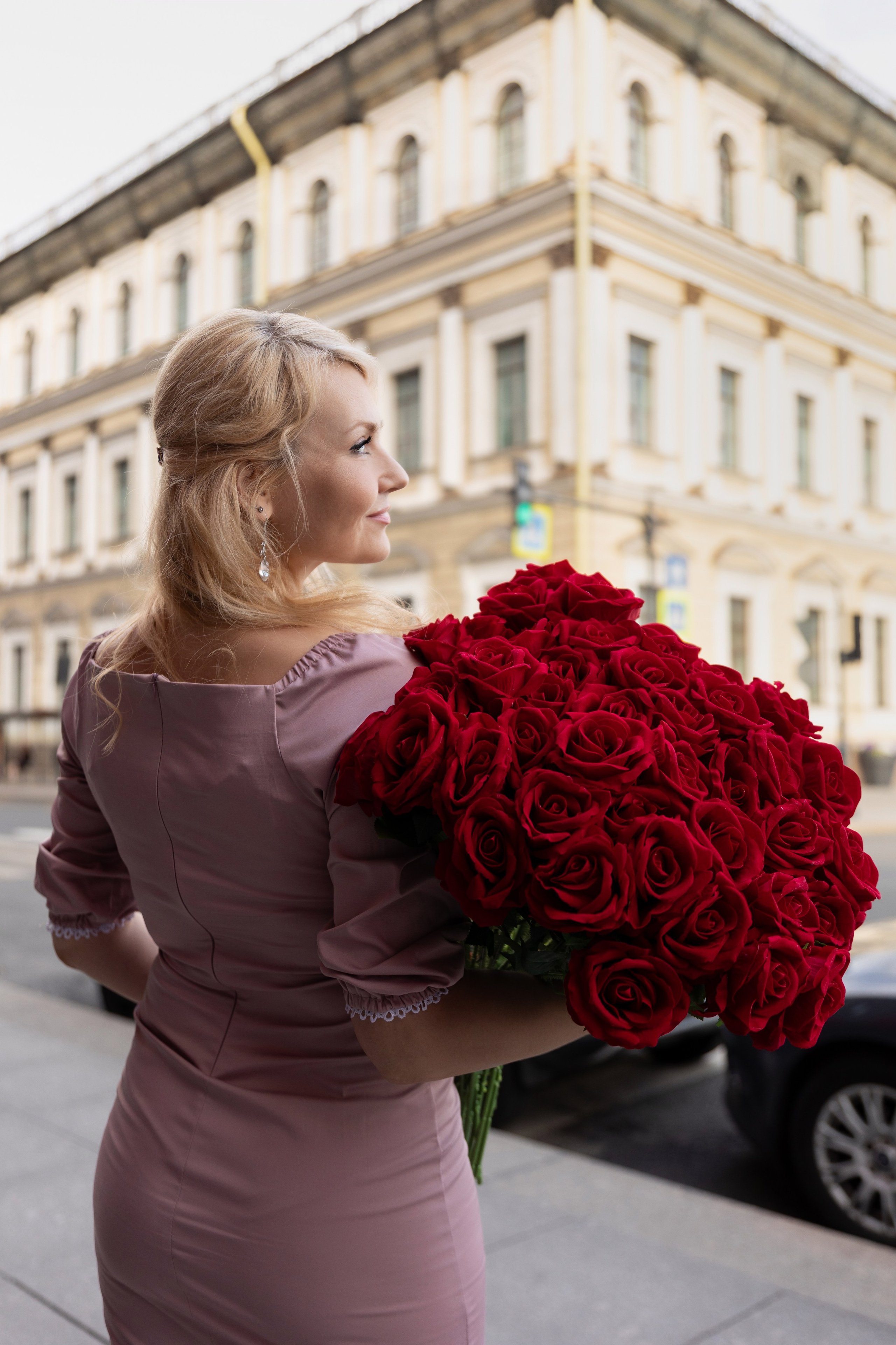 Фотопрогулка в центре с букетом красных роз. Семейный и свадебный фотограф в Санкт-Петербурге Татьяна Швыкова