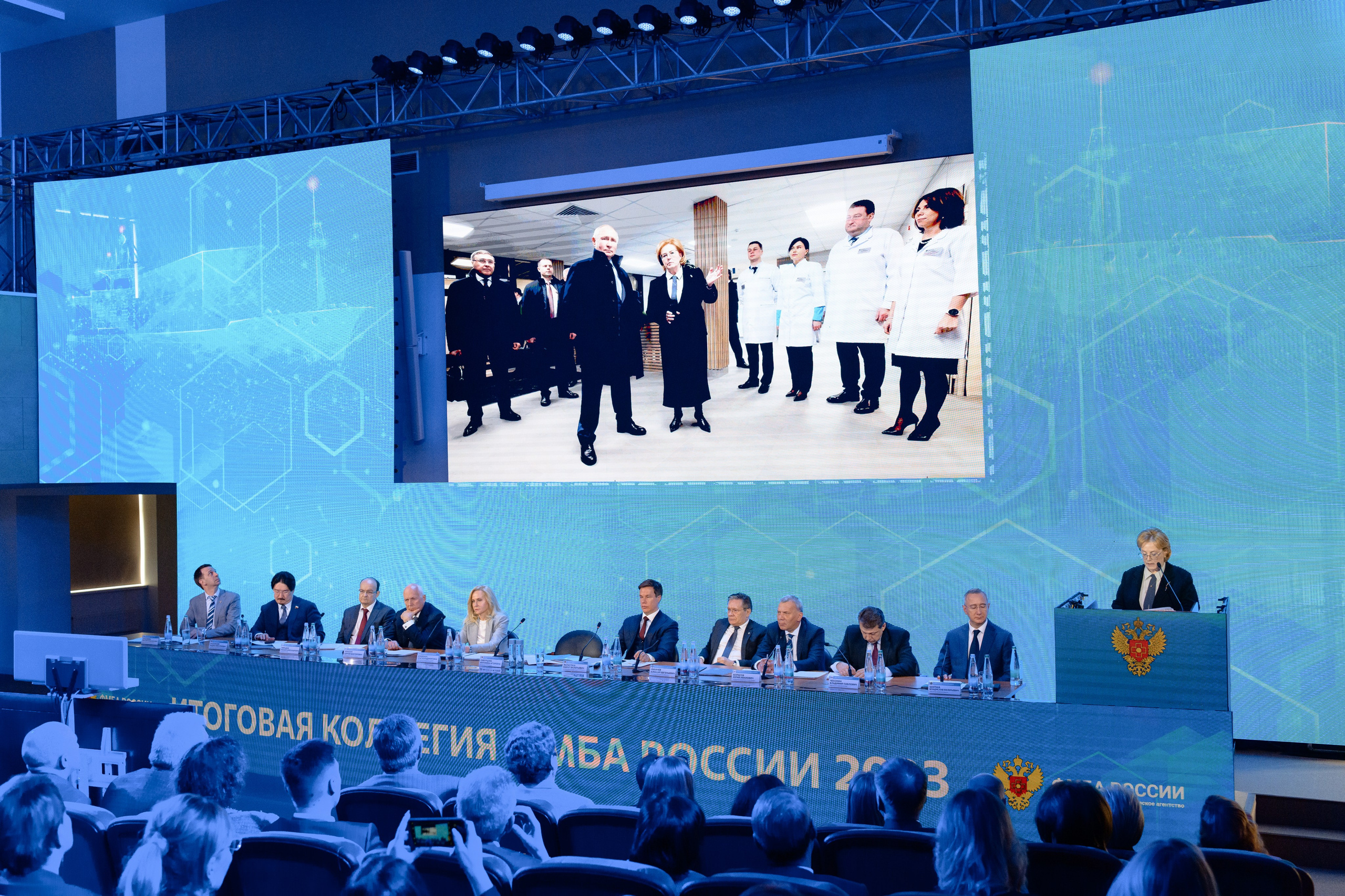 Скворцова Вероника. Татьяна Голикова. Михаил Мурашко. Единая Россия. Дума. Министр Здравоохранения. ФМБА. Правительство России. Фотография с форума, на которой участники активно участвуют в дискуссии. Фотография с конференции, на которой спикер выступает перед внимательной аудиторией. Динамичная фотография, запечатлевшая ключевой момент делового мероприятия