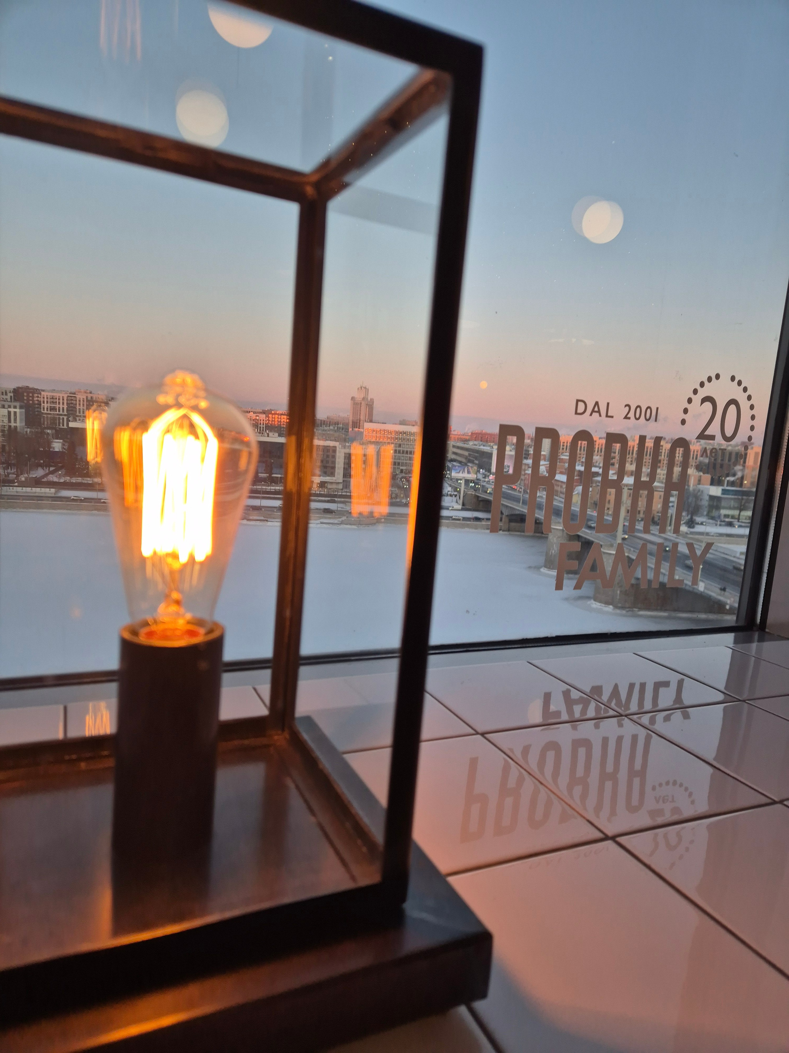 Пока ехали от Лахты на Неве были замечены необычные средства передвижения - велосипедист шуровал по центру реки. И небольшая лодка на воздушной подушке - не МЧСовская, а очень уютная, небольшая