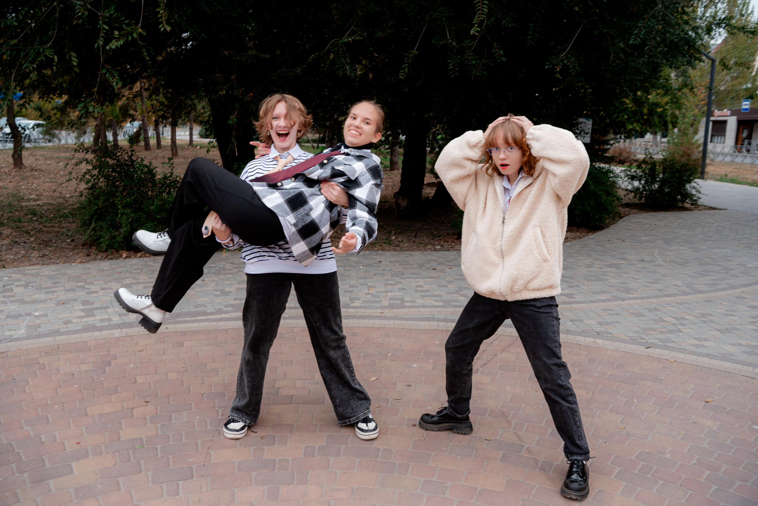 Фотосессия в парке для альбома школьники 9 класс. Фотограф в Волгограде и Волжском Александр Горбань