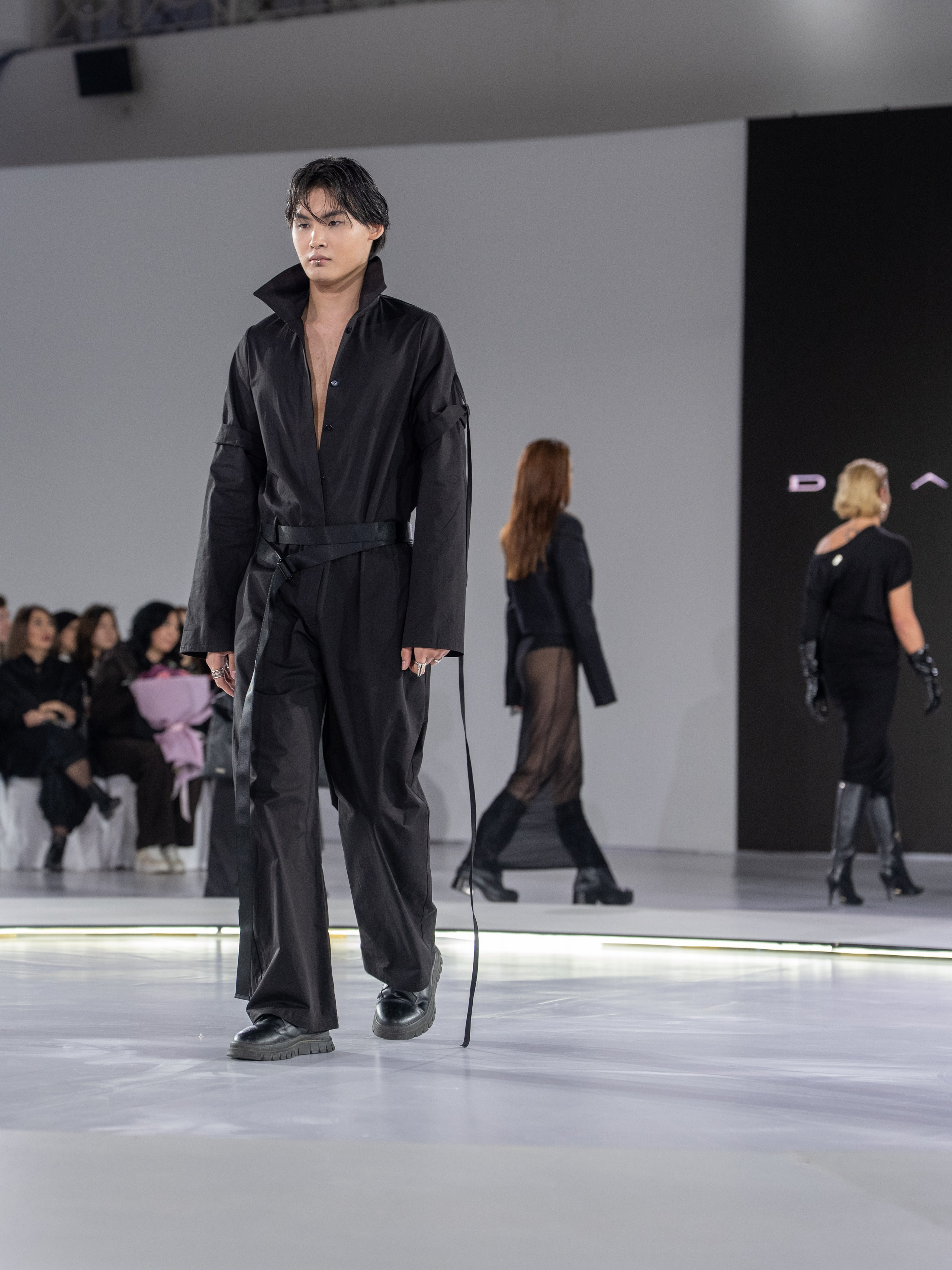 Дизайн DVALI. Сайт Алматинского НЮ АРТ, будуар и фэшн фотографа Дениса Карпенко