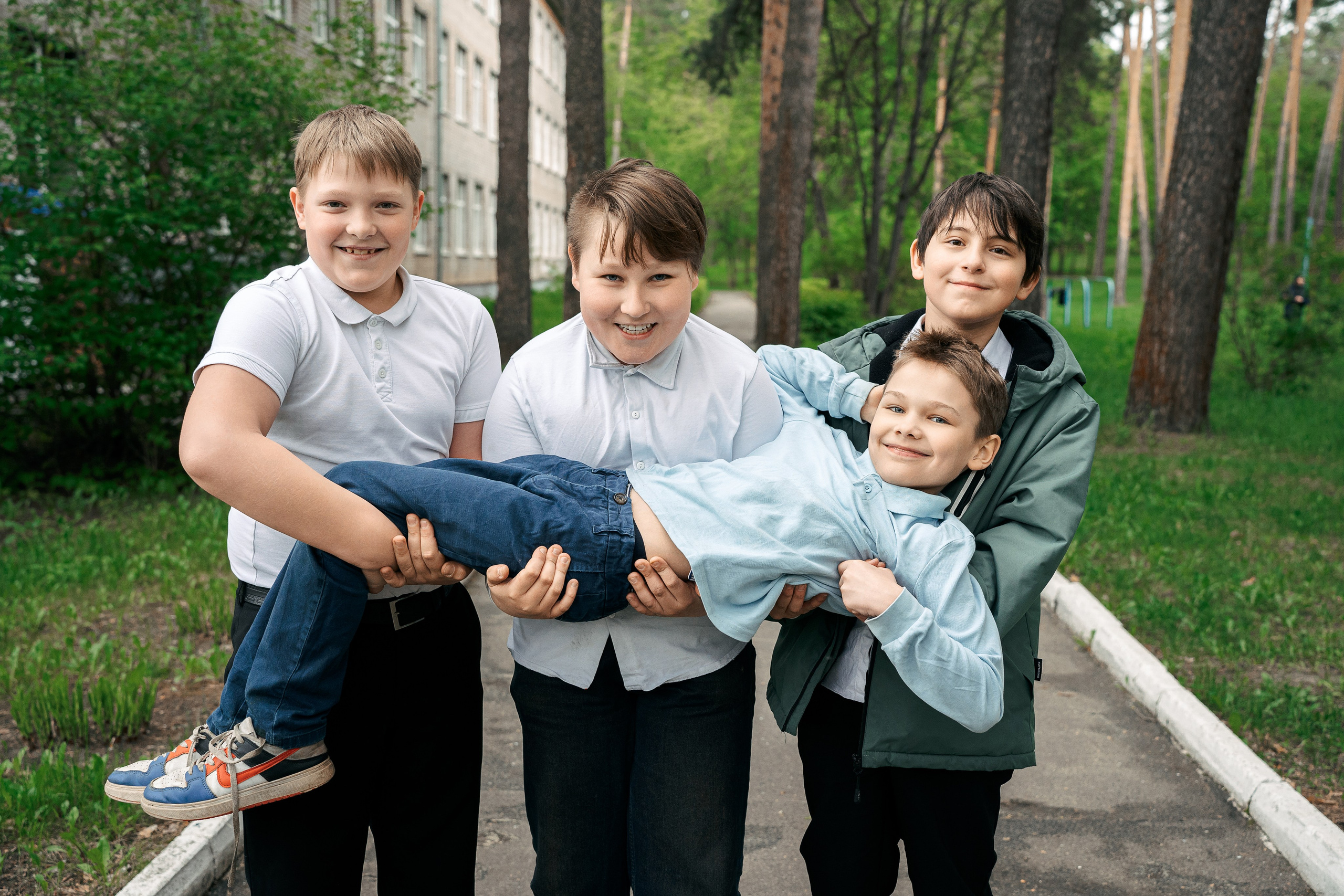 Прогулки в школьном дворе. Фотограф Казакова Анастасия