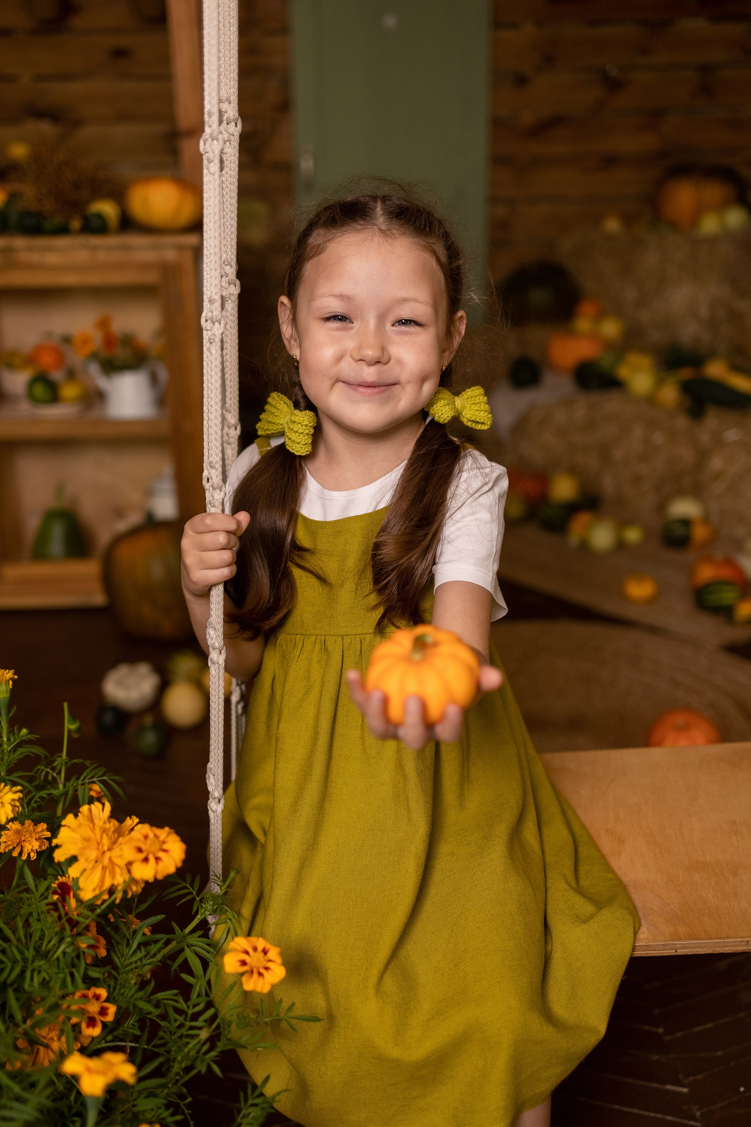 Настена с тыковками. Семейный и детский фотограф Оля в Тюмени