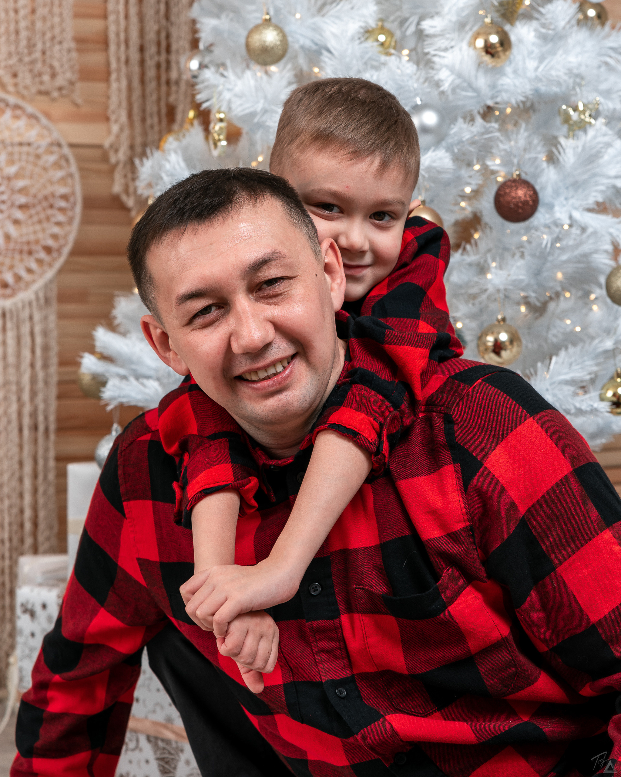 Ренат, Любовь, Демид и Марк👨‍👩‍👧‍👦🎄🎁🎉. Производство фото и видео