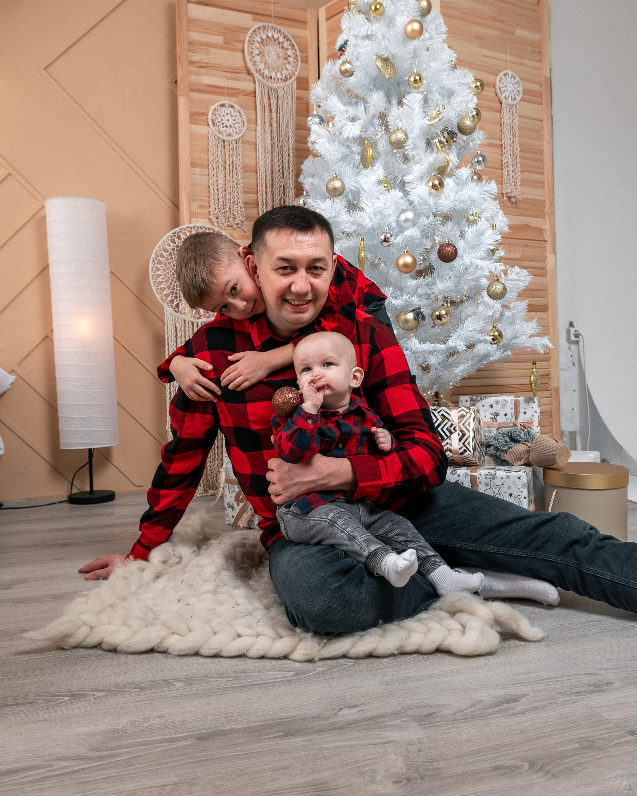 Ренат, Любовь, Демид и Марк👨‍👩‍👧‍👦🎄🎁🎉. Производство фото и видео